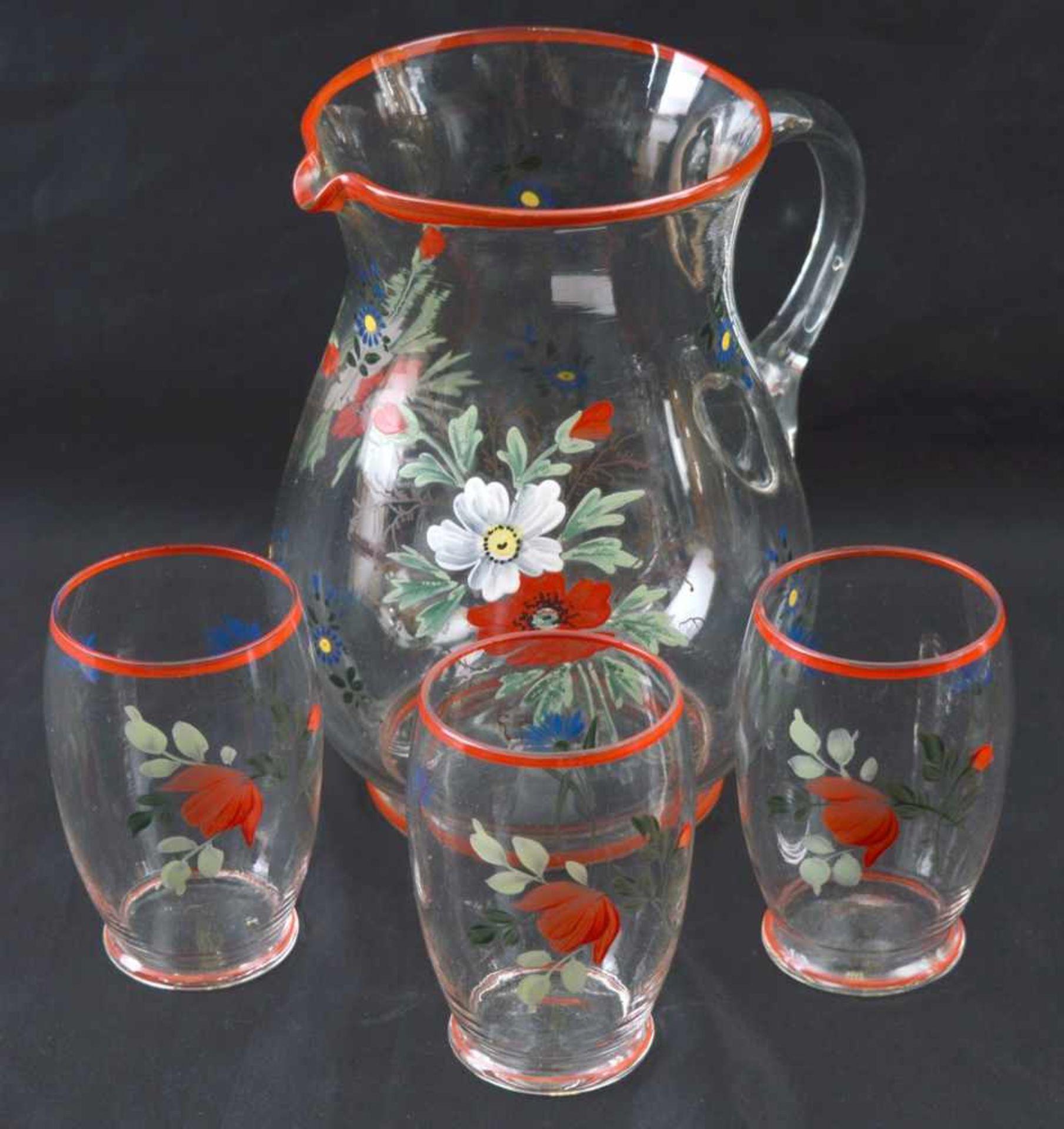 Krug farbl. Glas, roter Rand, leicht gebaucht, mit bunter Blumenbemalung, mit drei Gläsern, H 19 cm,