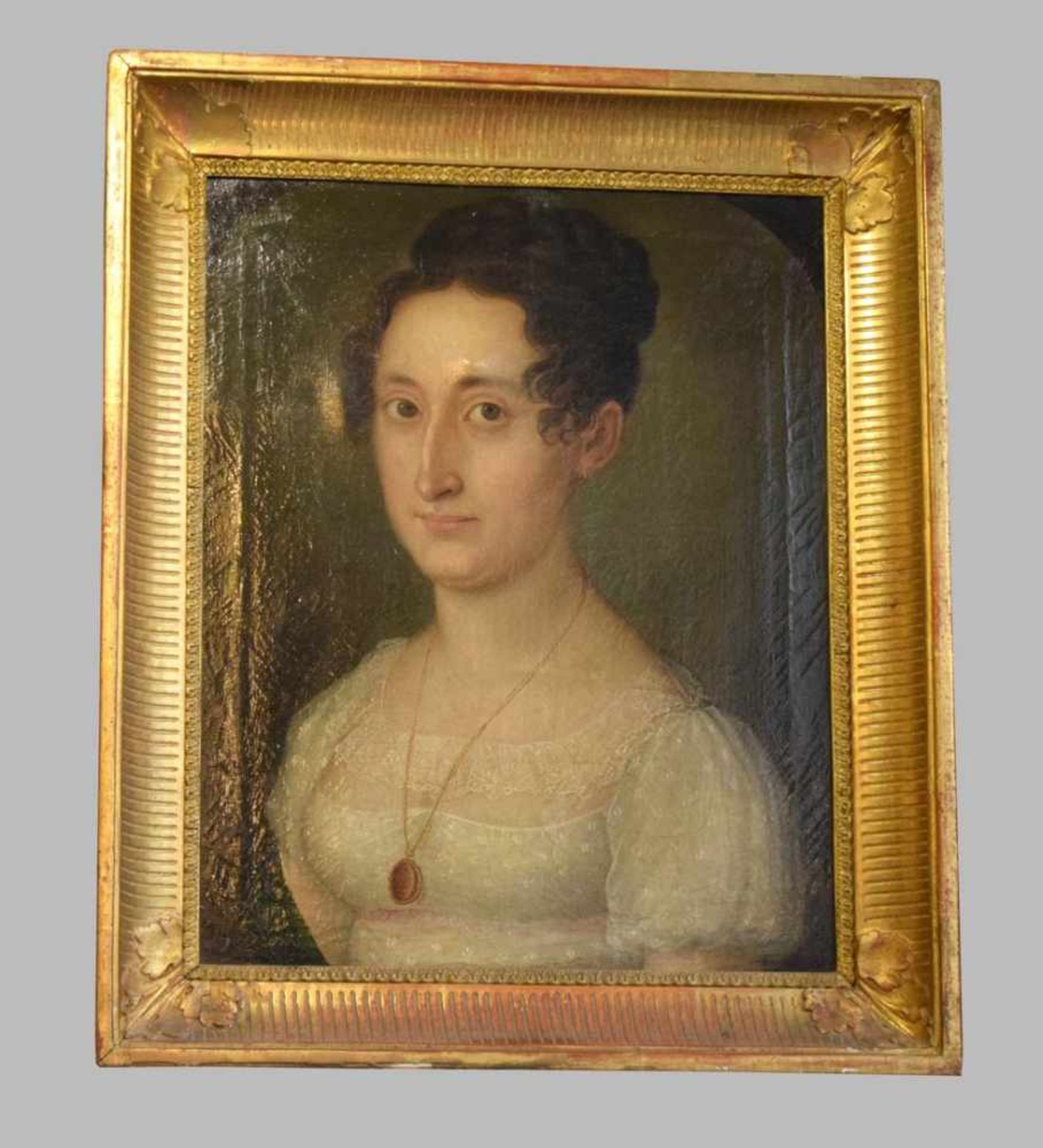 Unbekannter Maler Portrait einer eleganten Dame in weißem Kleid mit Medaillon, Öl/Lwd., rückseitig