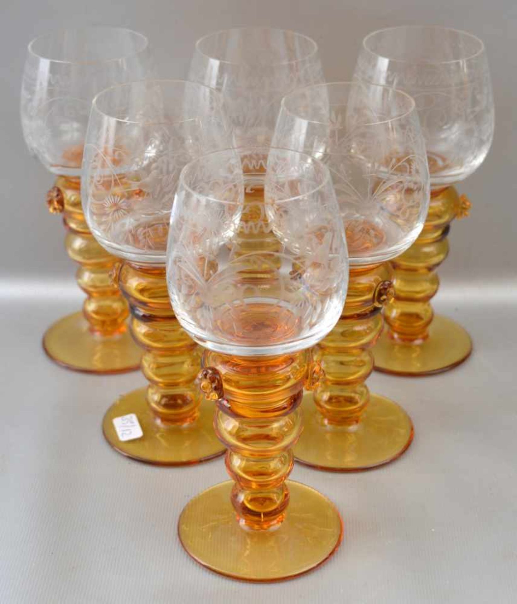Sechs Weingläser Fuß bernsteinfarbenes Glas, Kelch geschliffen verziert, H 15 cm