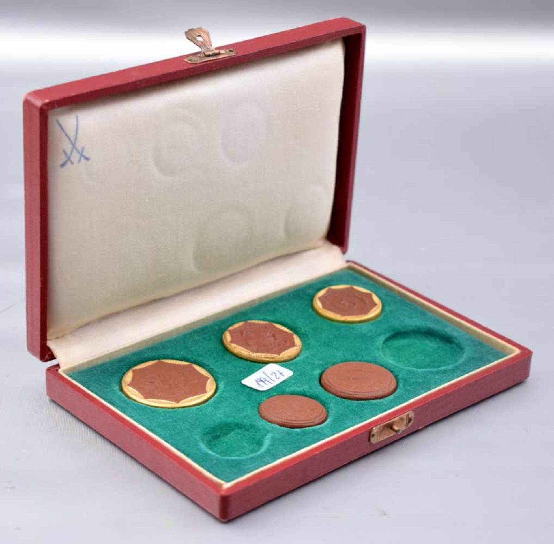 Fünf Münzen Böttgerporzellan, gold verziert, FM Meissen, in Schatulle
