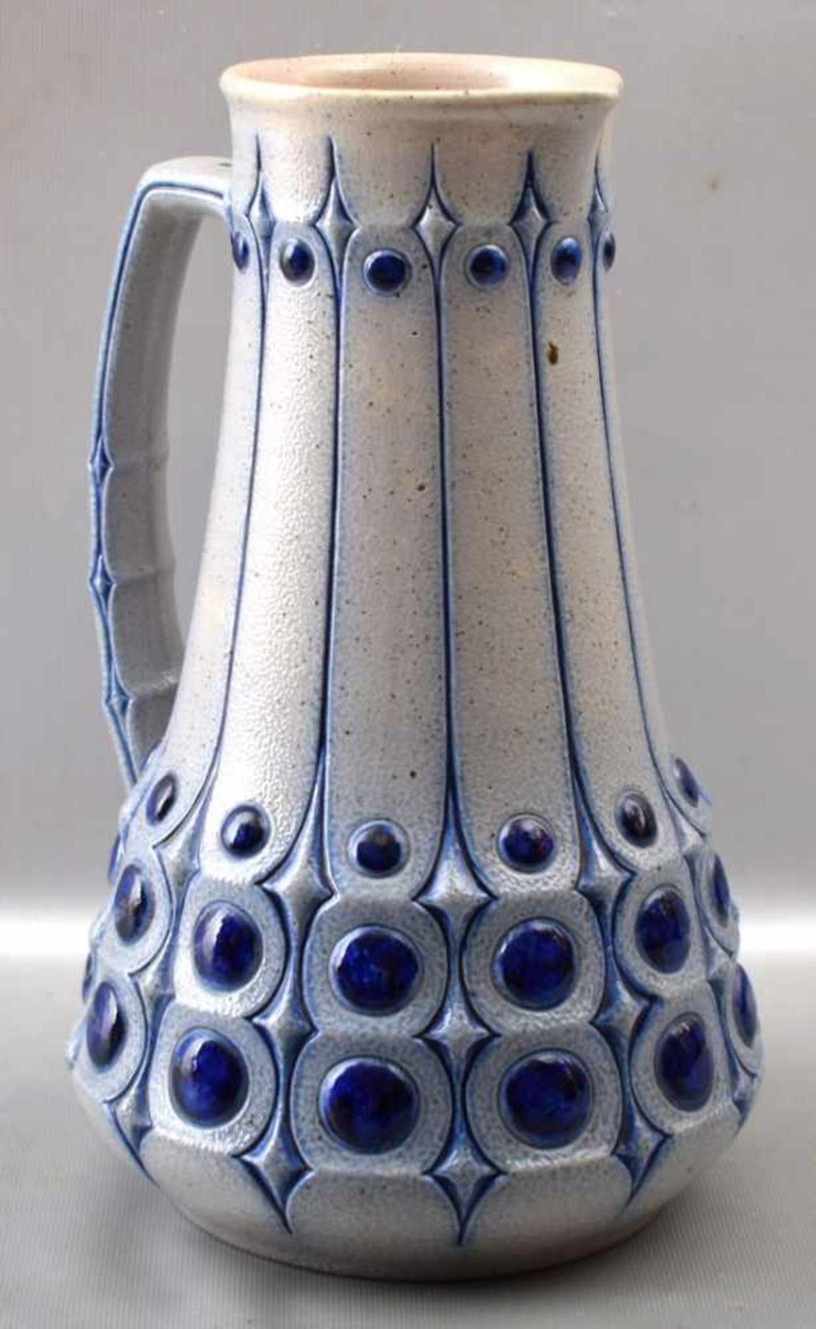 Jugendstil-Kanne grau glasiert, blau bemalt, mit Jugendstil-Ornamenten, ein Griff, H 27 cm, um 1900