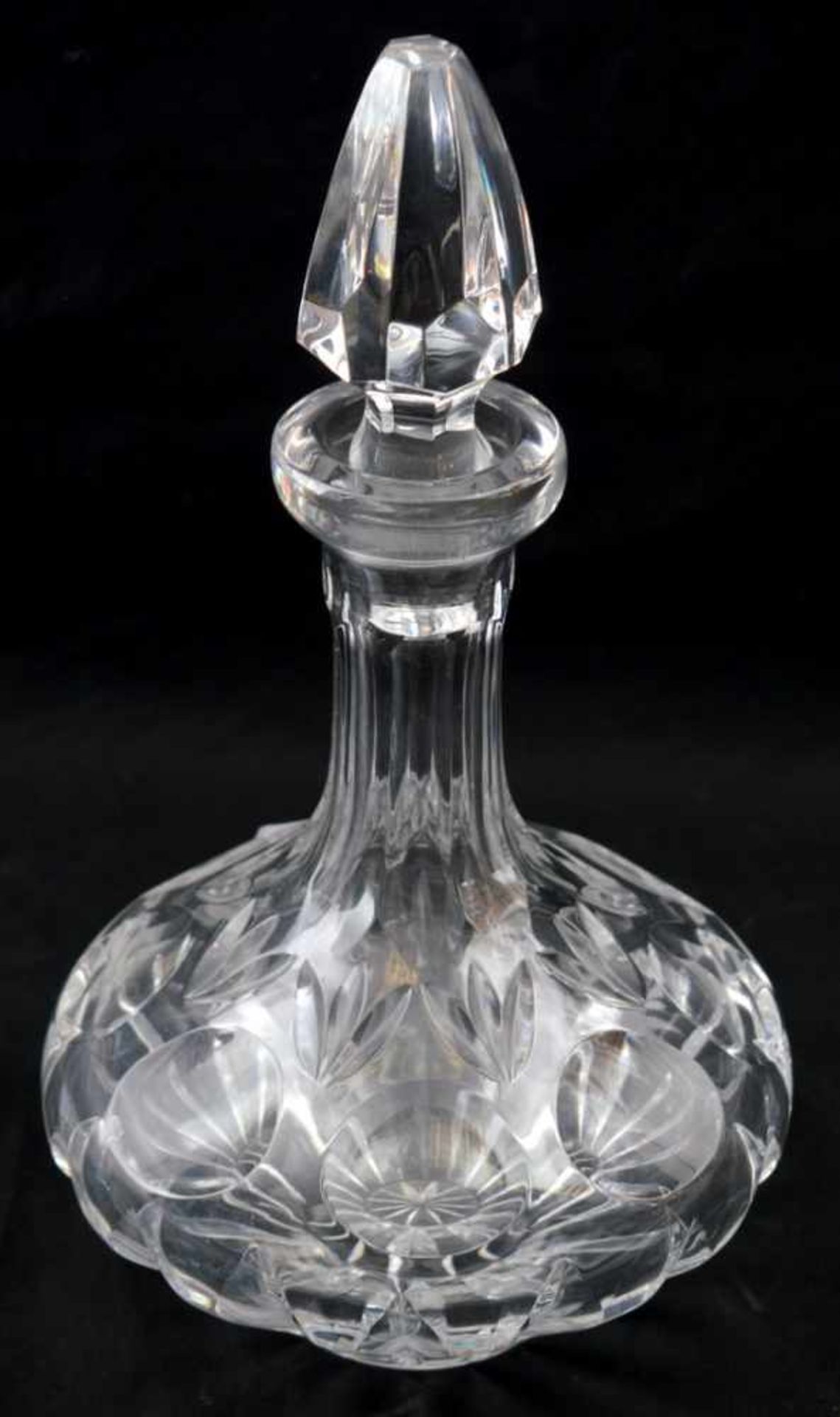 Karaffe farbl. Glas, geschliffen, gebaucht, H 28 cm