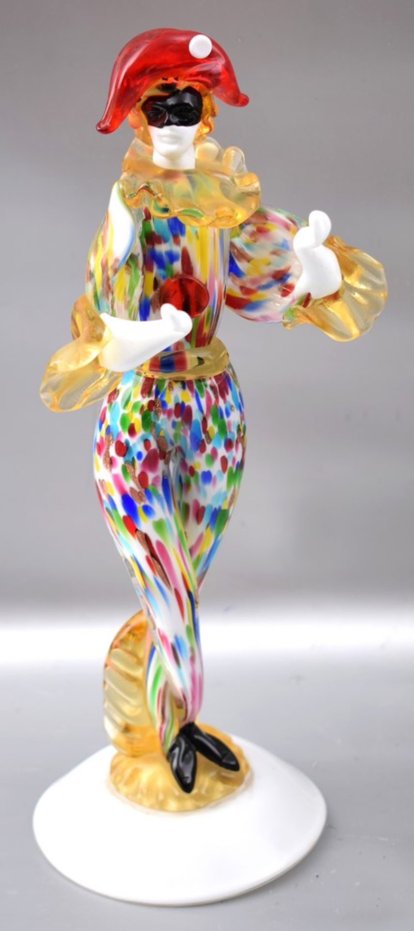 Harlekin auf weißem Sockel stehend, farbl. Glas, mit bunter Farbeinschmelzung, H 30 cm, FM Murano,