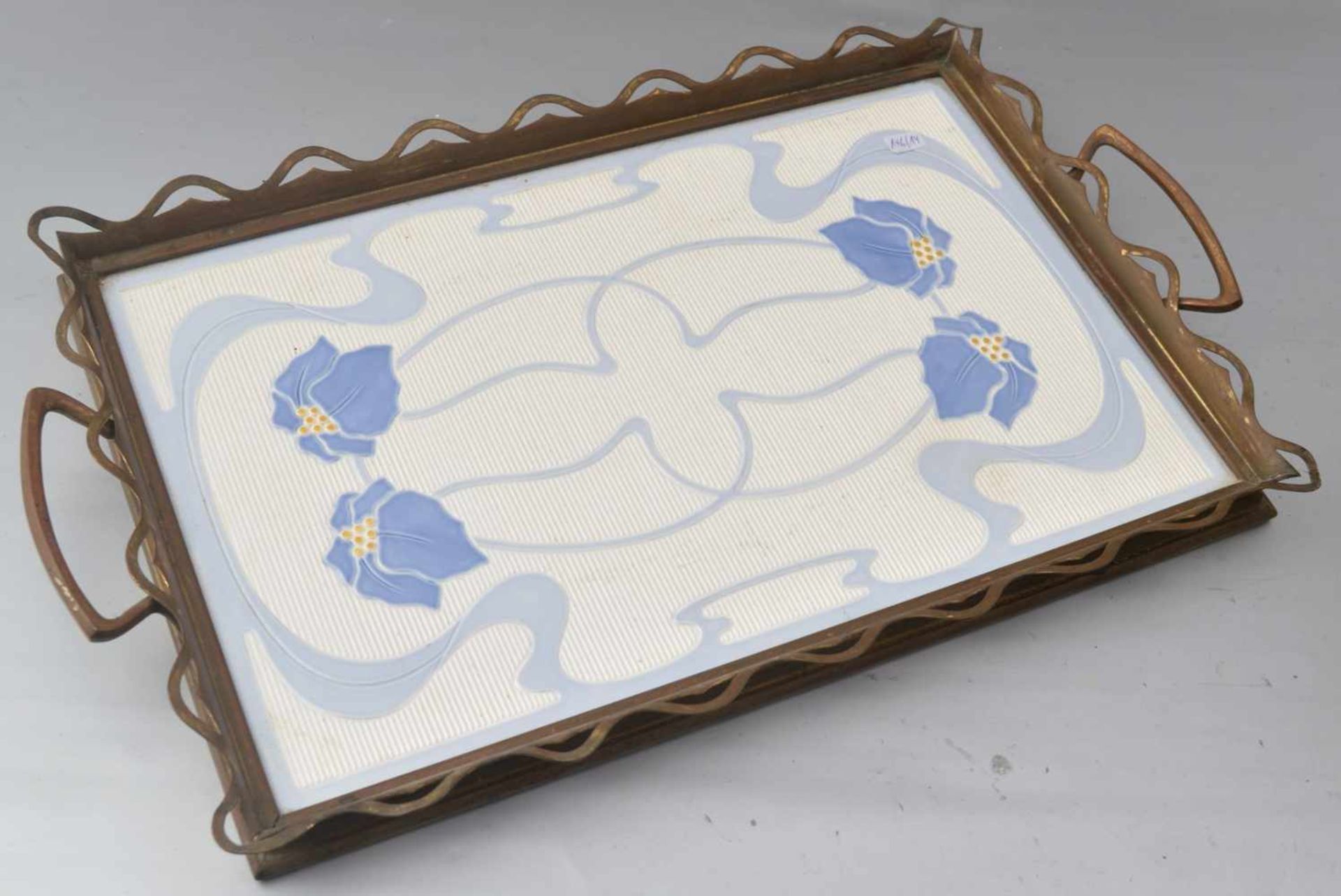 Jugendstil-Tablett durchbrochener verzierter Metallrand, Spiegel mit blau/gelben Blüten verziert, 26