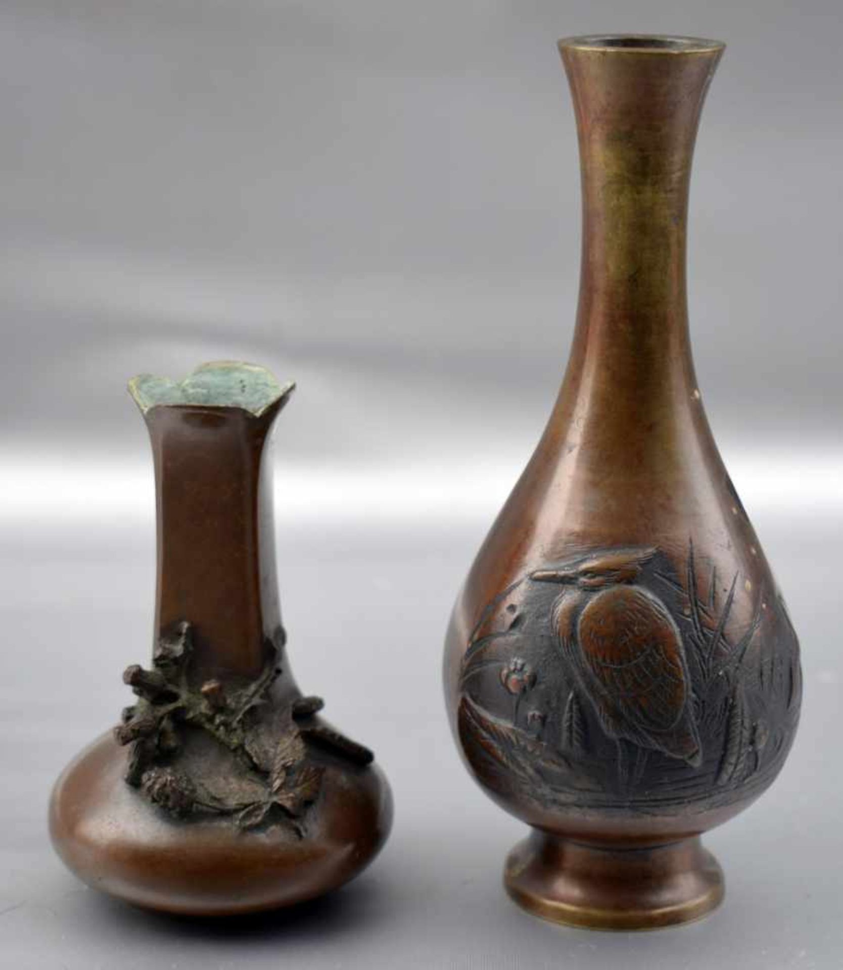 Zwei Vasen Bronze, mit halbplastischen Blüten und Vögeln verziert, verschiedene Ausführungen, H 16