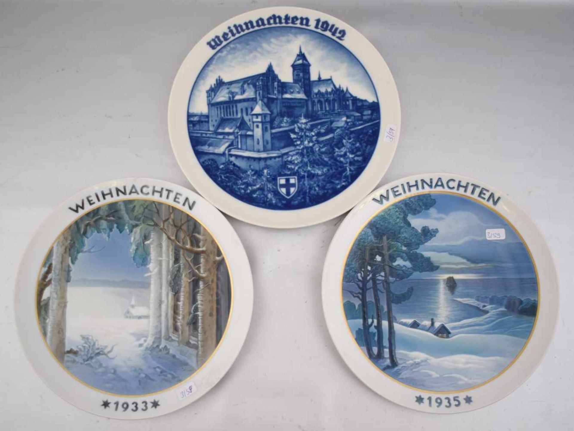 Drei Weihnachtsteller mit Winteransichten, Jahrgänge 1933, 1935 und 1942, sign. H. Fink, Dm 22 cm,