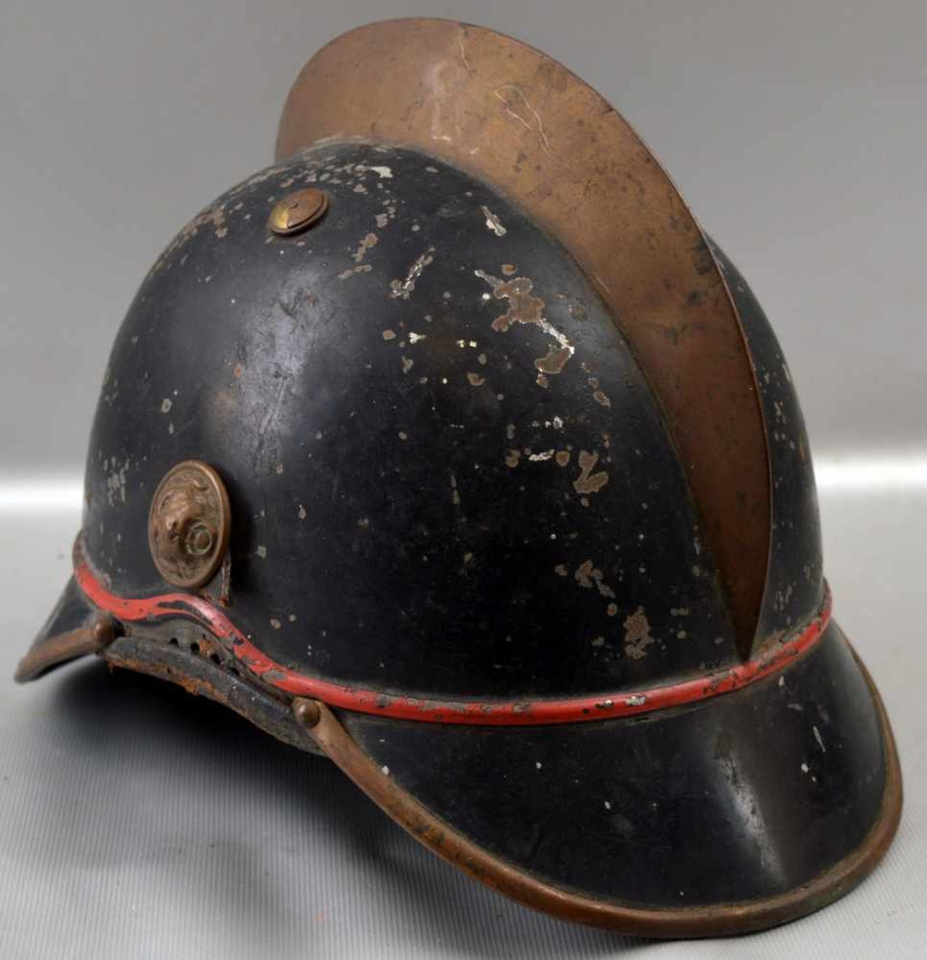 Feuerwehrhelm Metall, schwarz gefasst, mit Messing, mit Verzierung, seitlich mit