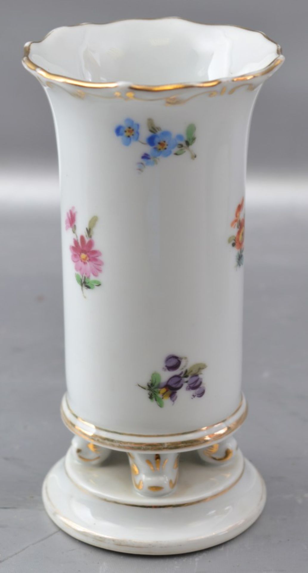 Vase zylindrische Form, runder Sockel, auf vier Füßen stehend, gewellter Rand, Wandung mit bunter