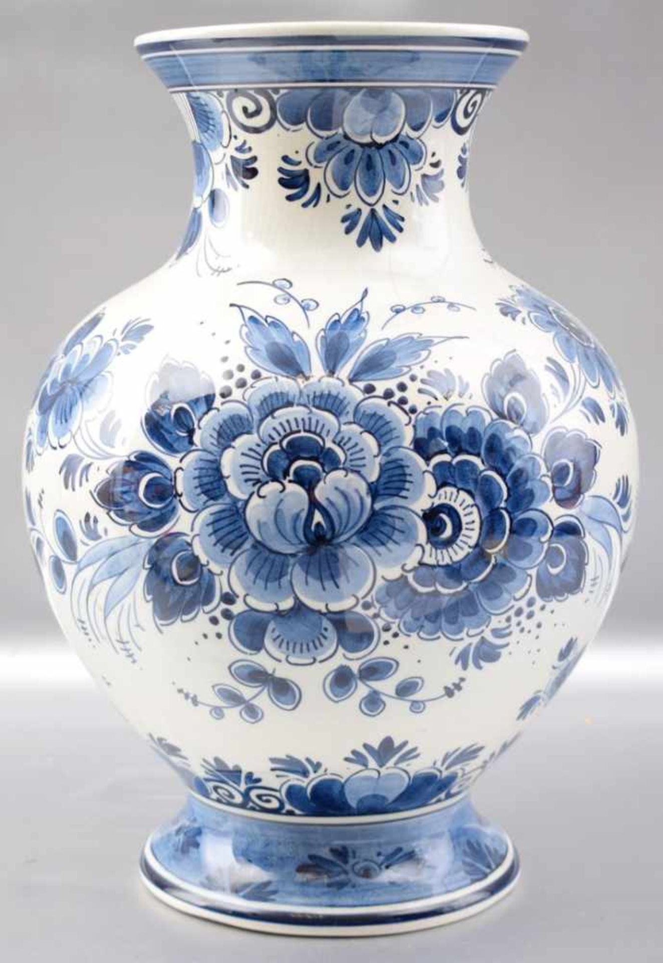 Vase beigefarben, leicht gebaucht, mit blauer Blumenbemalung, H 32 cm, FM Delft