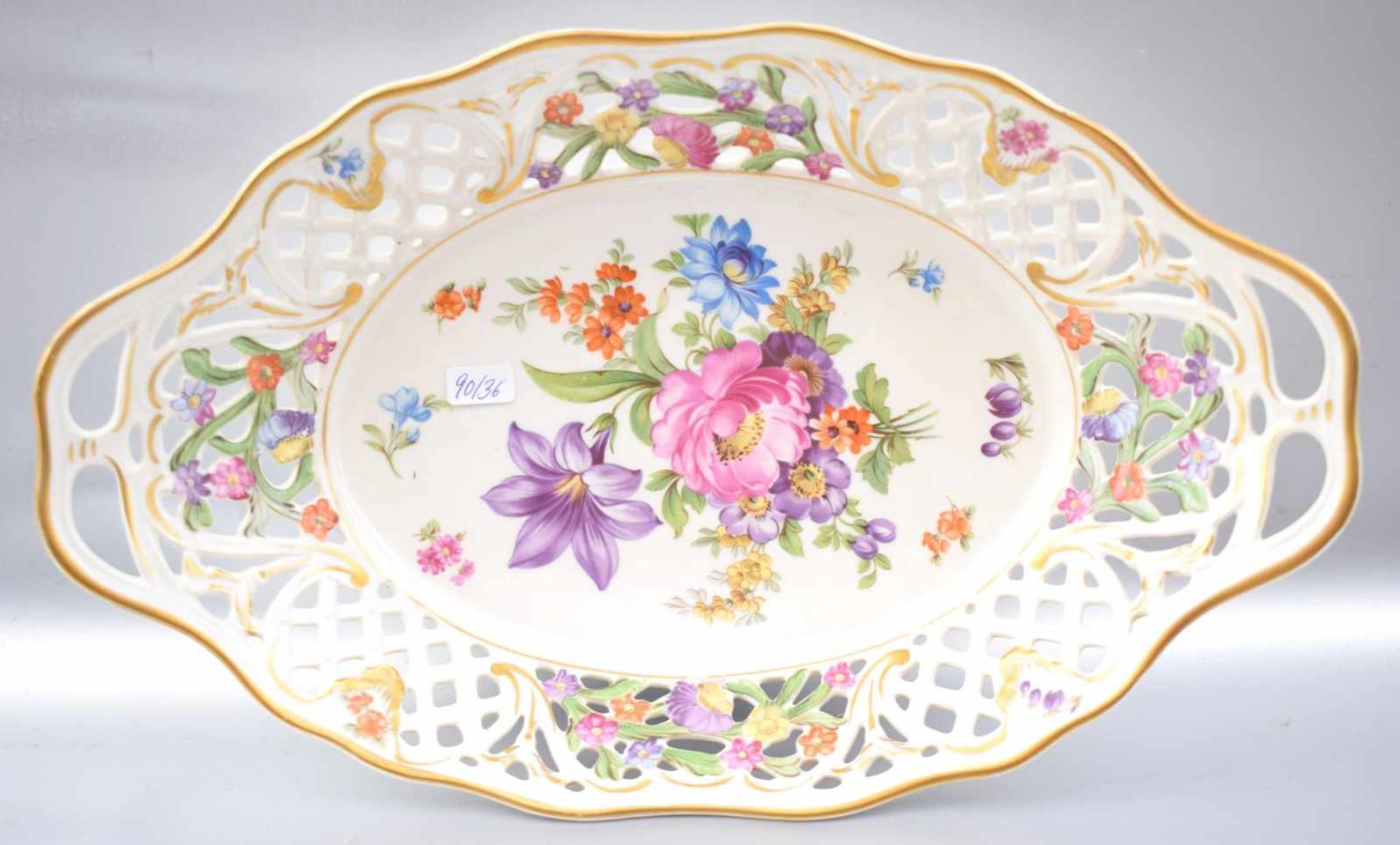 Gebäckschale oval, durchbrochen, Rand und Spiegel mit bunter Blumenbemalung, L 30 cm, B 19 cm, FM