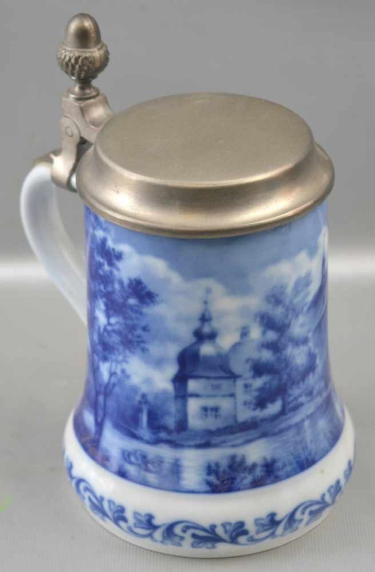 Bierkrug Porzellan, Wandung mit Wasserschloss Lembeck in Westfalen weiß/blau verziert, H 18 cm