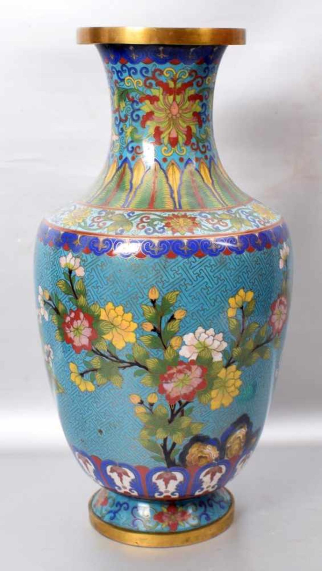 Cloisonne Vase Messing, Wandung bunt verziert, mit asiatischen Blüten und Ornamenten, H 41 cm