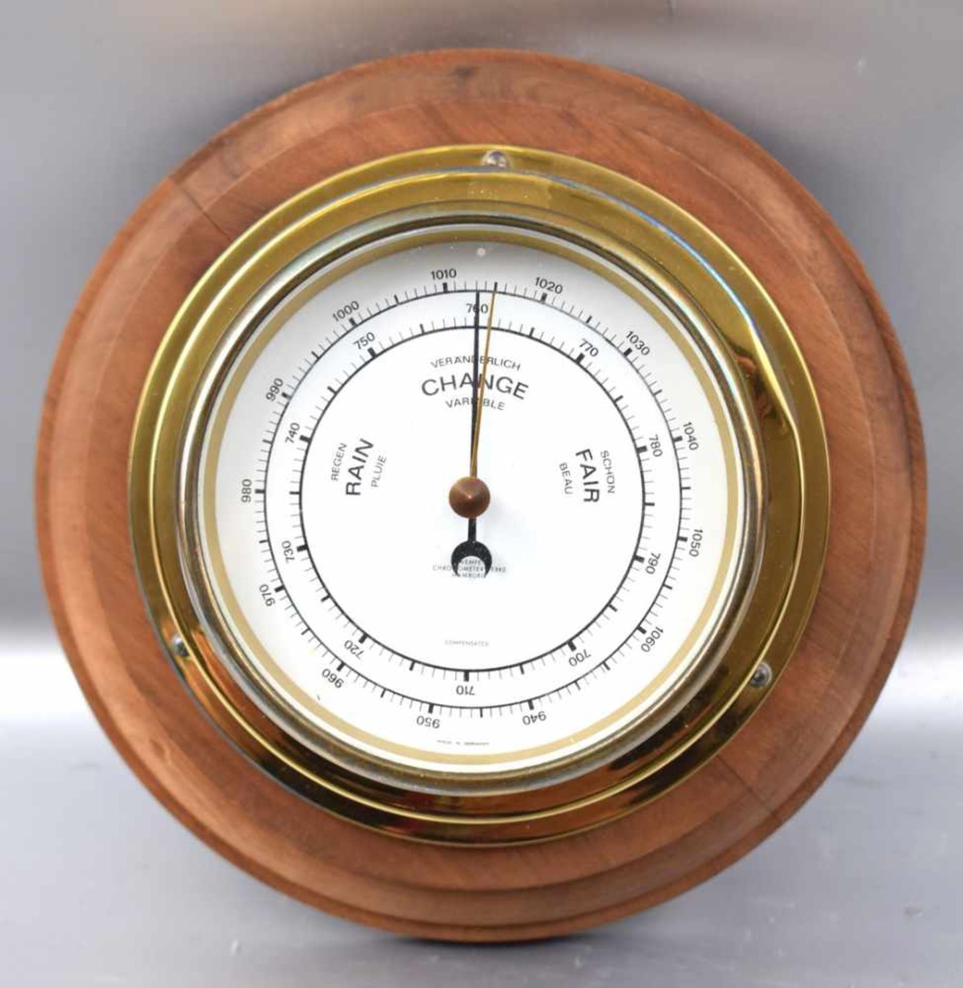 Barometer rund, auf Holzplatte, mit Messing, Dm 17 cm