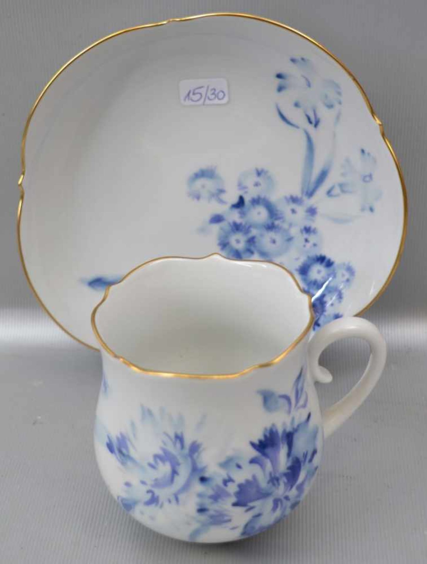 Kaffeetasse mit Untertasse, Goldrand, blau bemalt, im Stil des Jugendstil, blaue Schwertermarke