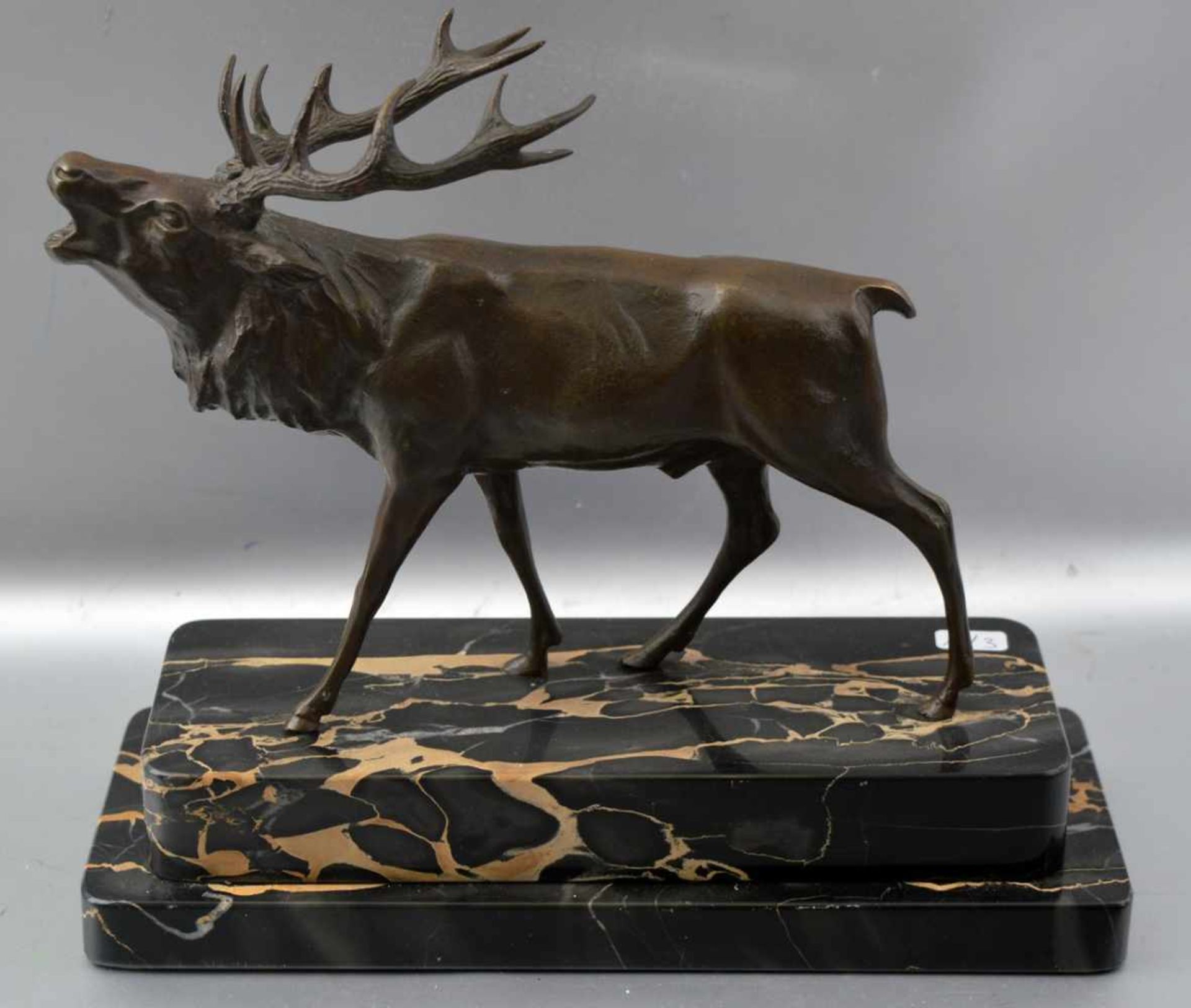 Röhrender Hirsch Bronze, patiniert, auf rechteckigem schwarz/braunen Marmorsockel stehend, H 21