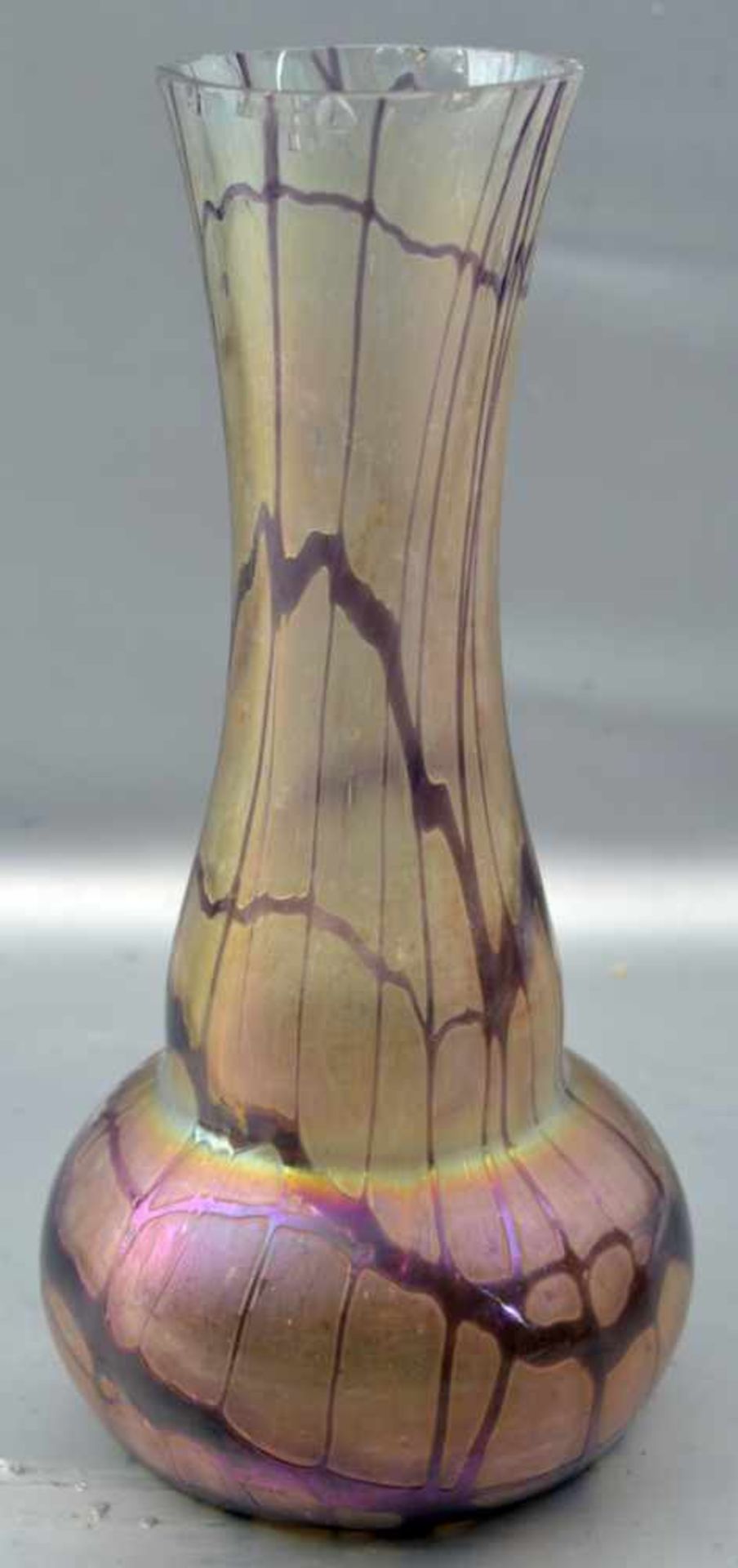 Jugendstil-Vase farbl. Glas, changierend, mit Netzwerk, am Rand best., H 23 cm, 19. Jh.