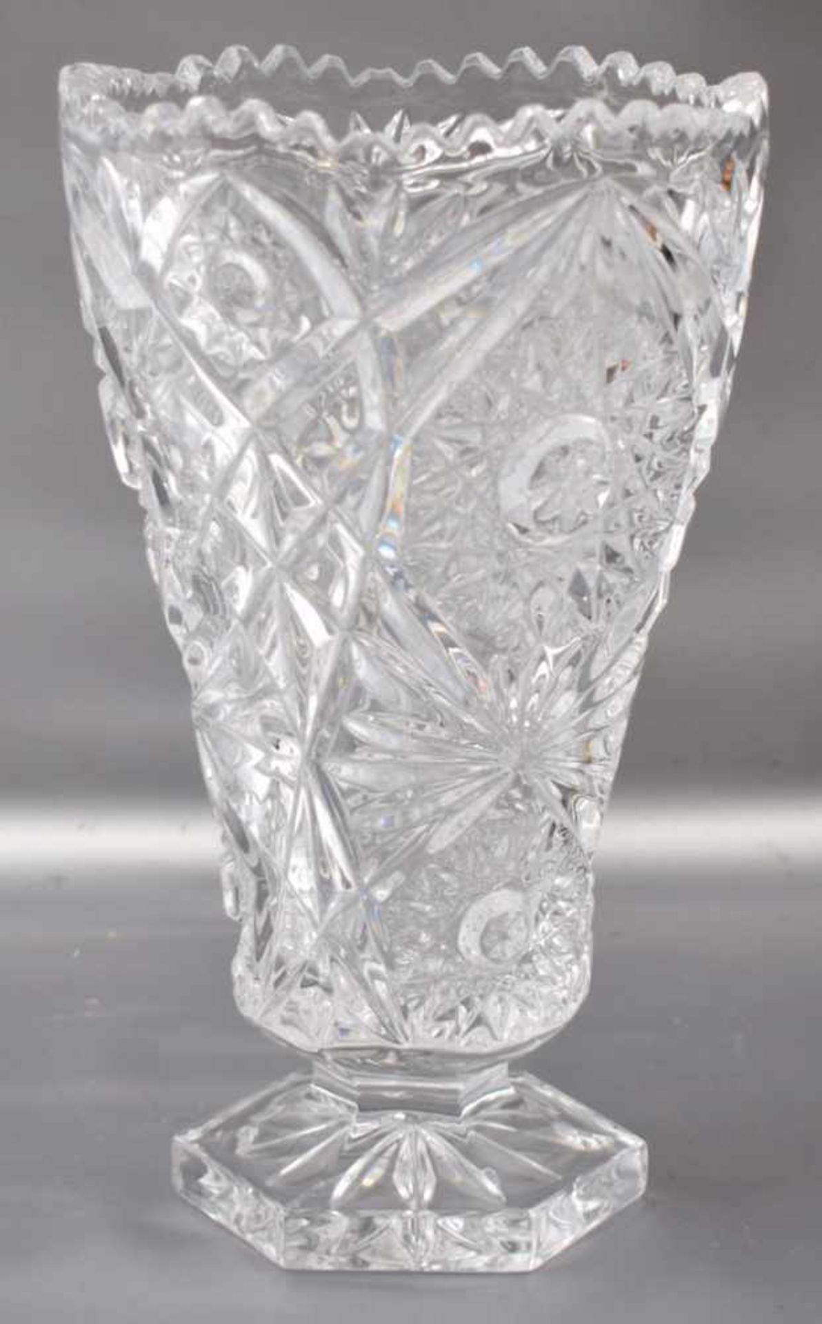 Vase farbl. Glas, geschliffen verziert, sechseckiger Fuß, gewellter Rand, H 25 cm