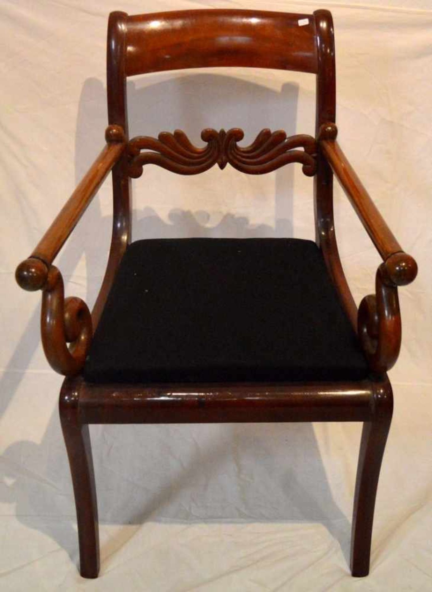 Biedermeier-Sessel Mahagoni, vier Vierkantbeine nach unten verjüngend, leicht ausgestellt, gerade