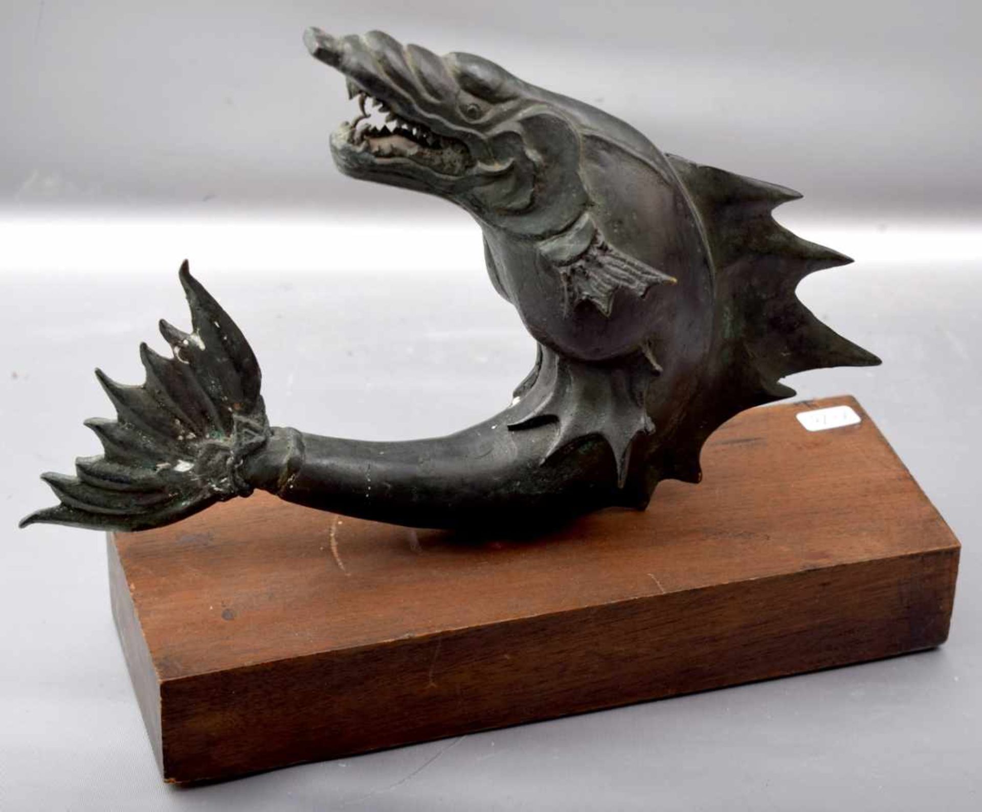 Fabelwesen in Form eines Fisches, Metall, patiniert, auf Holzsockel, H 20 cm, L 26 cm