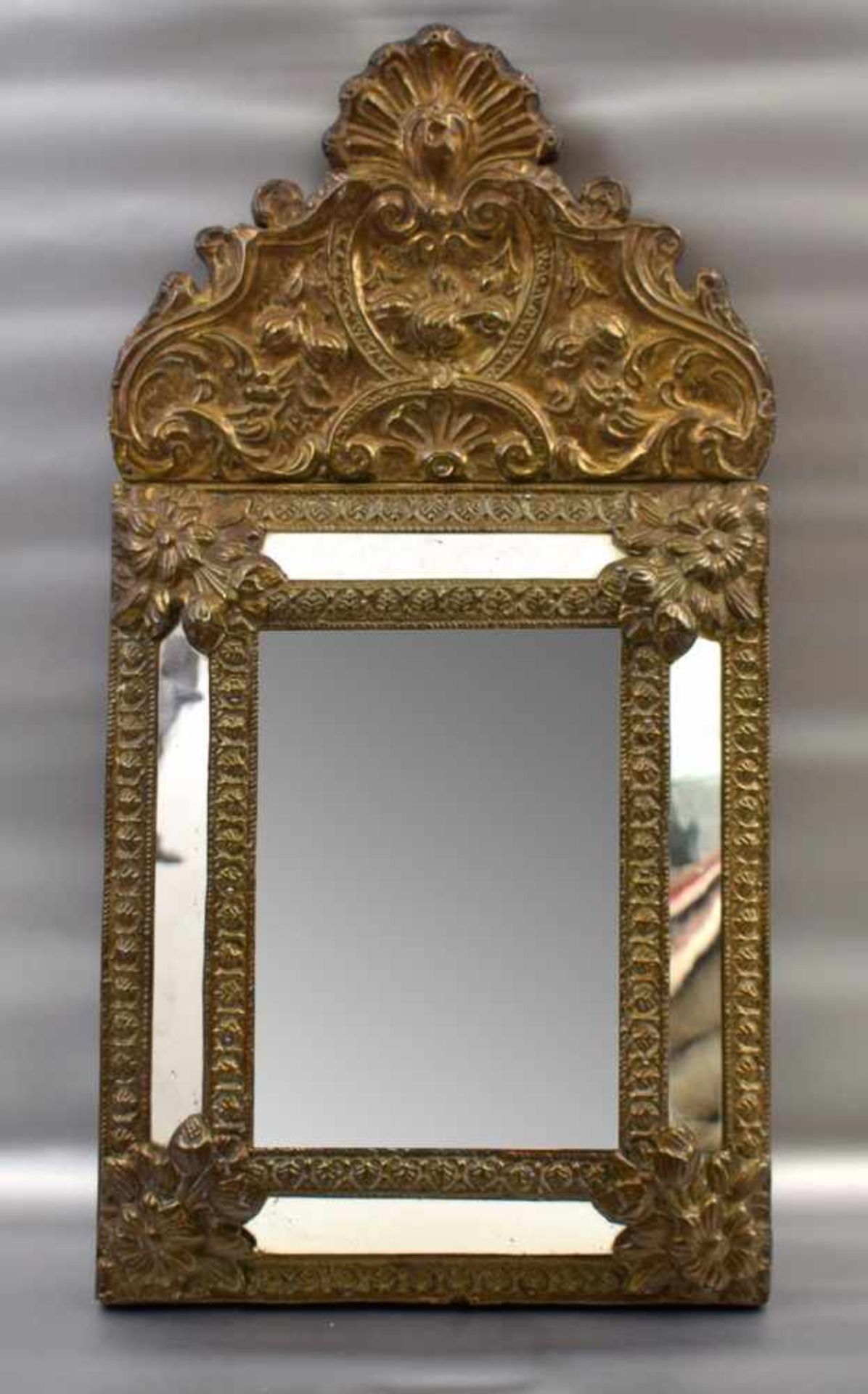 Holländischer Spiegel Messing, rechteckig, breiter Rand, mit Blumenranken und Ornamenten verziert,