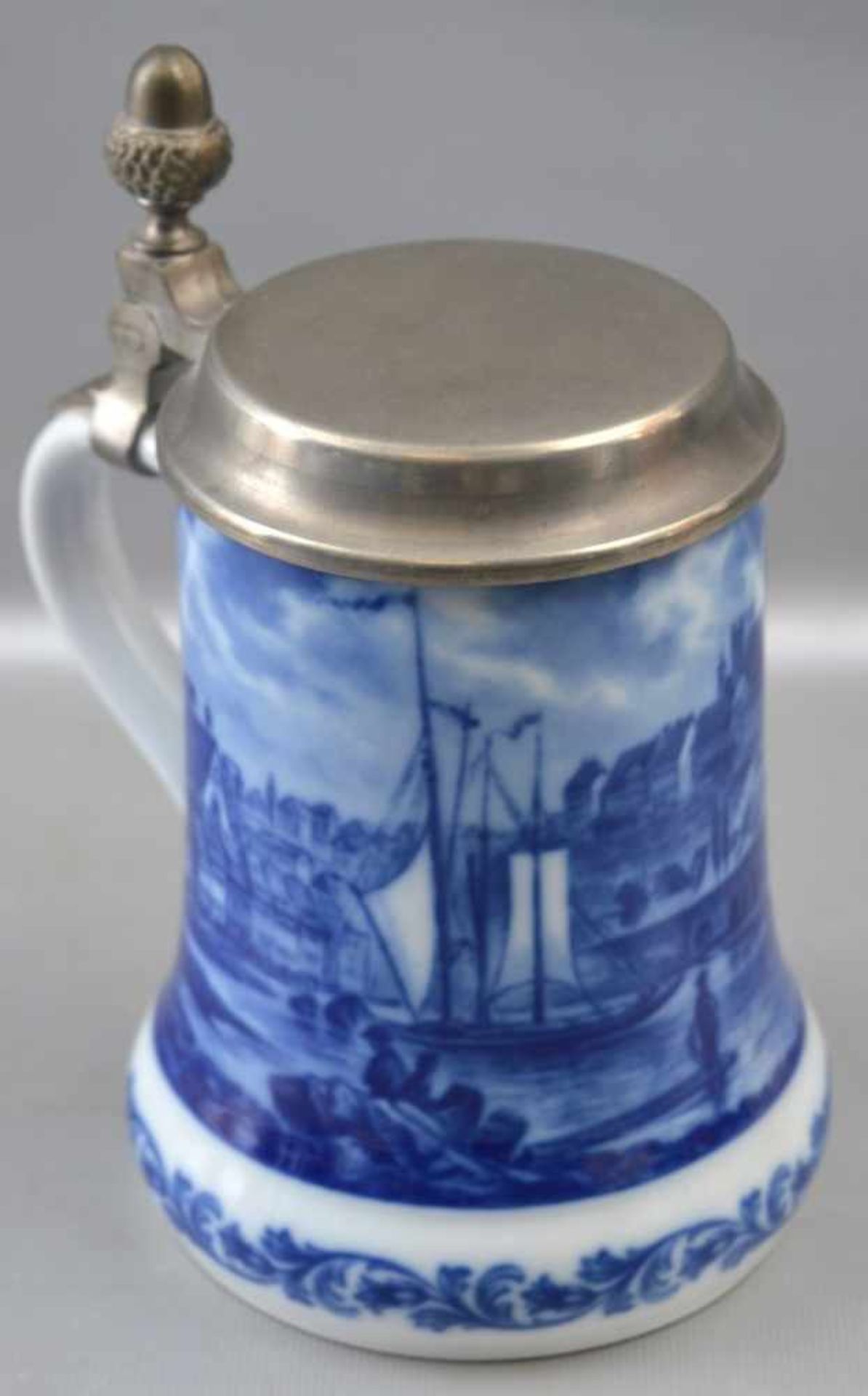 Bierkrug Porzellan, Wandung mit Teilansicht von Meissen weiß/blau bemalt, Zinndeckel, H 17 cm