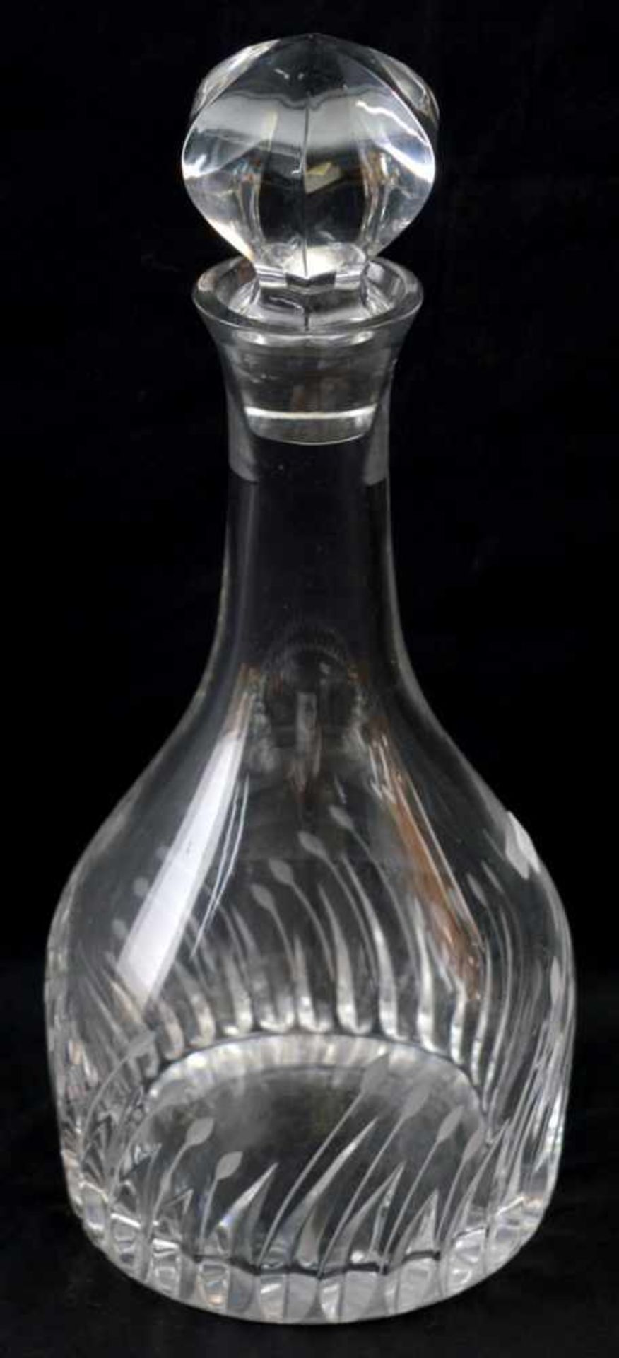 Karaffe farbl. Glas, rund, am Rand best., H 30 cm