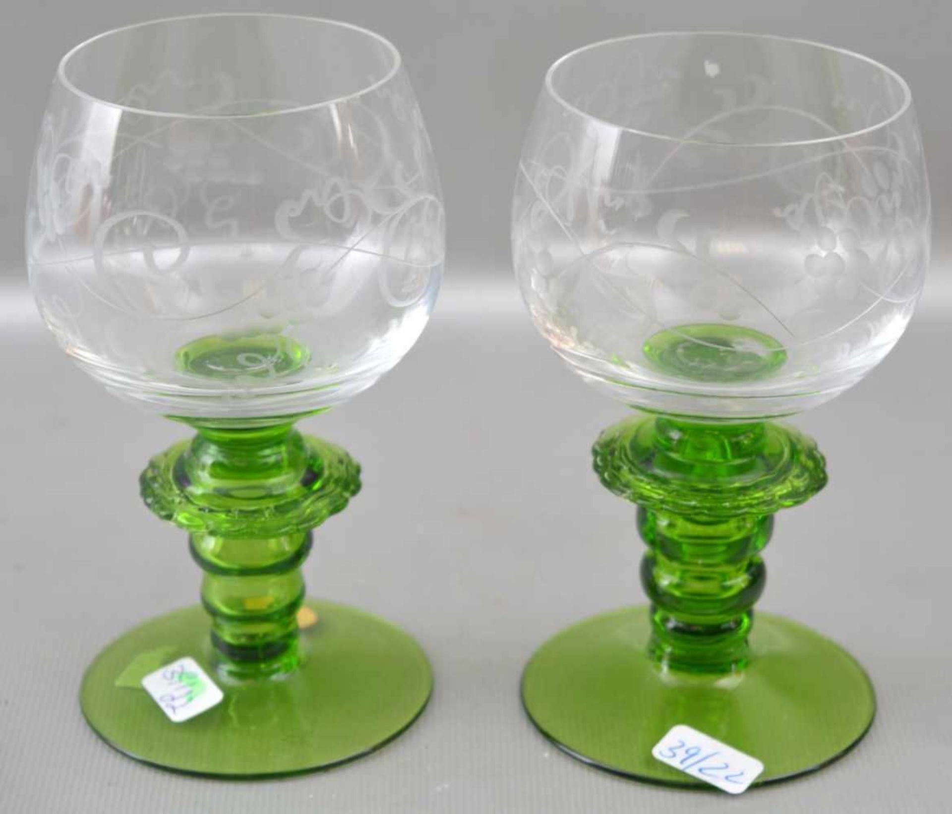 Zwei Weingläser farbl. Glas, geschliffen verziert, grüner Schaft und Kelch, H 11 cm, FM