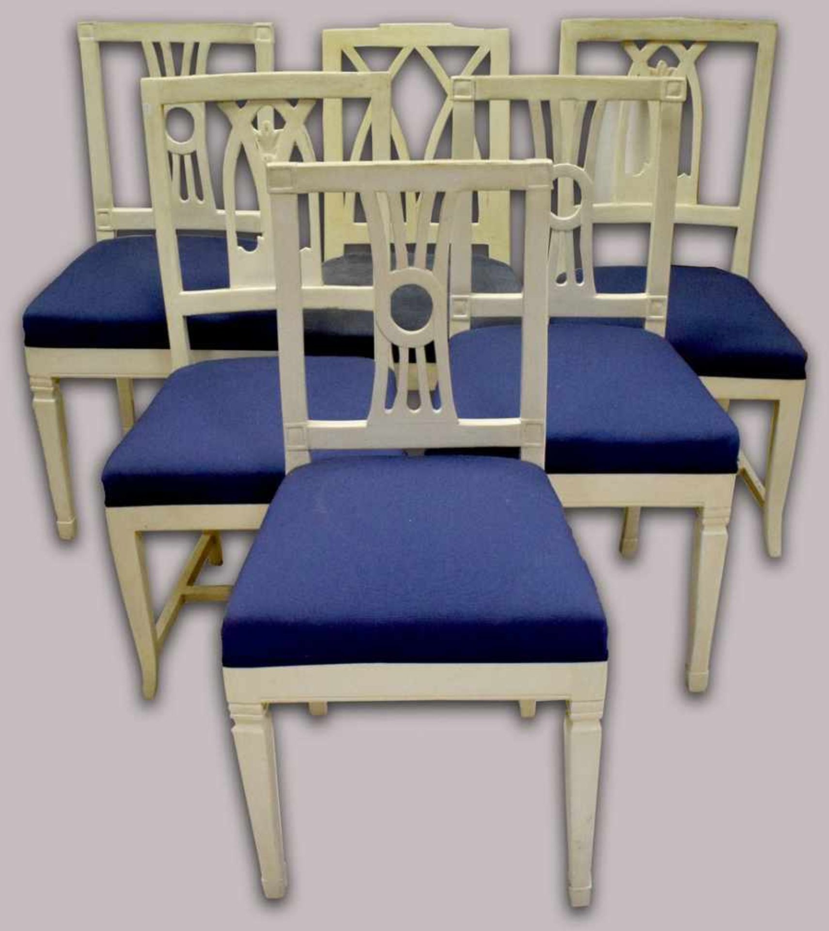 Sechs Biedermeier-Stühle Hartholz, weiß gefasst, gerader Rücken, verschiedene Ausführungen, mit