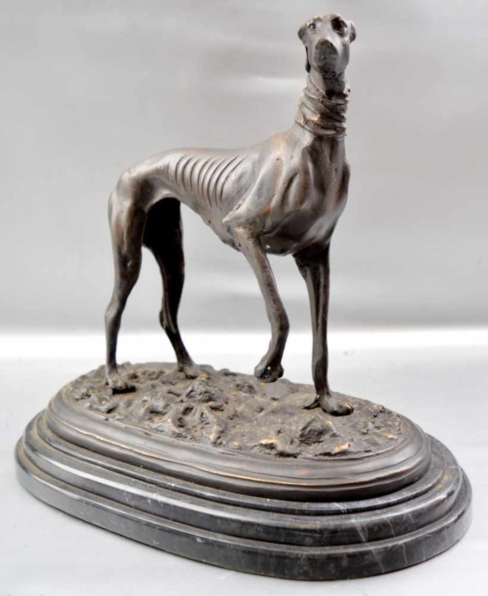 Windspiel Bronze, patiniert, auf ovalem Marmorsockel stehender Windhund, H 29 cm, B 31 cm