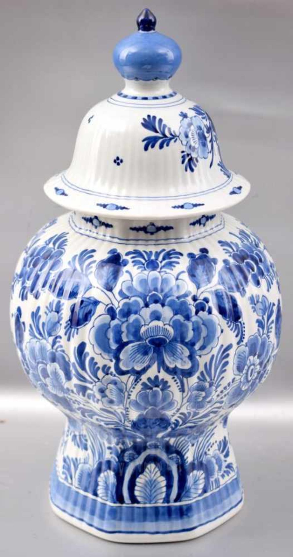 Deckelvase rund, leicht gebaucht, achteckiger Fuß, beigefarben, Wandung mit blauer Blumenbemalung, H