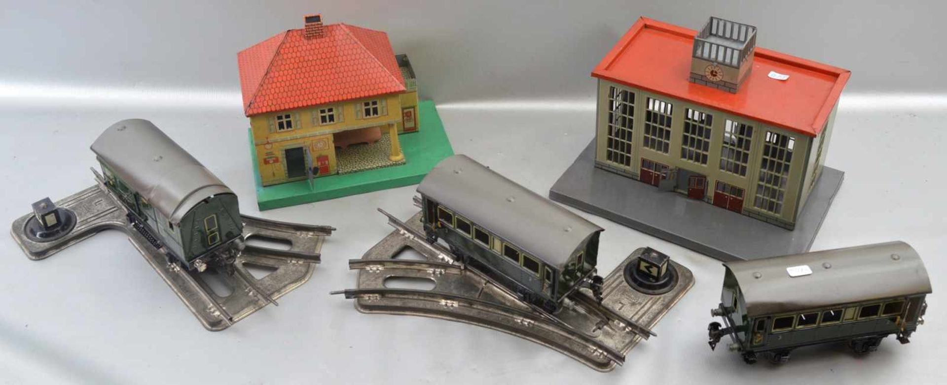 Konvolut Waggons, Schienen und zwei Stationen Blech, bunt bemalt, Waggons FM Märklin