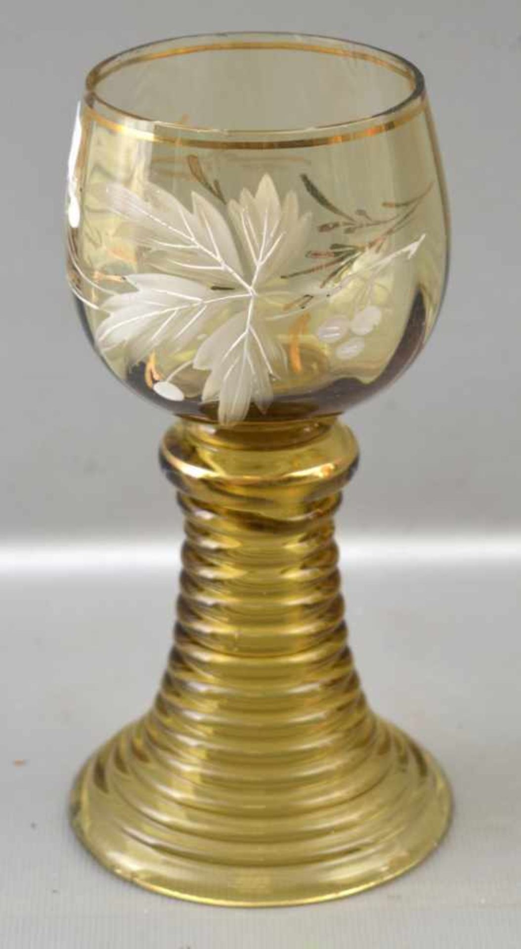 Weinrömer bernsteinfarbenes Glas, Kelch mit weißen Blüten emailliert, H 15 cm, um 1900