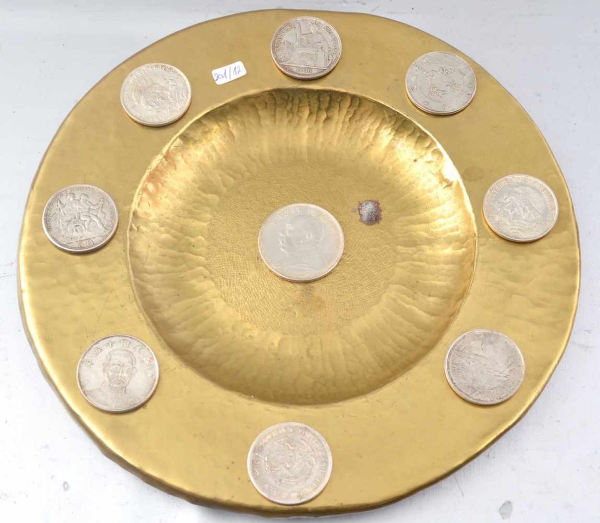 Münzteller Messing, mit neun Münzen und Medaillen, Japan und Amerika, Dm 28 cm