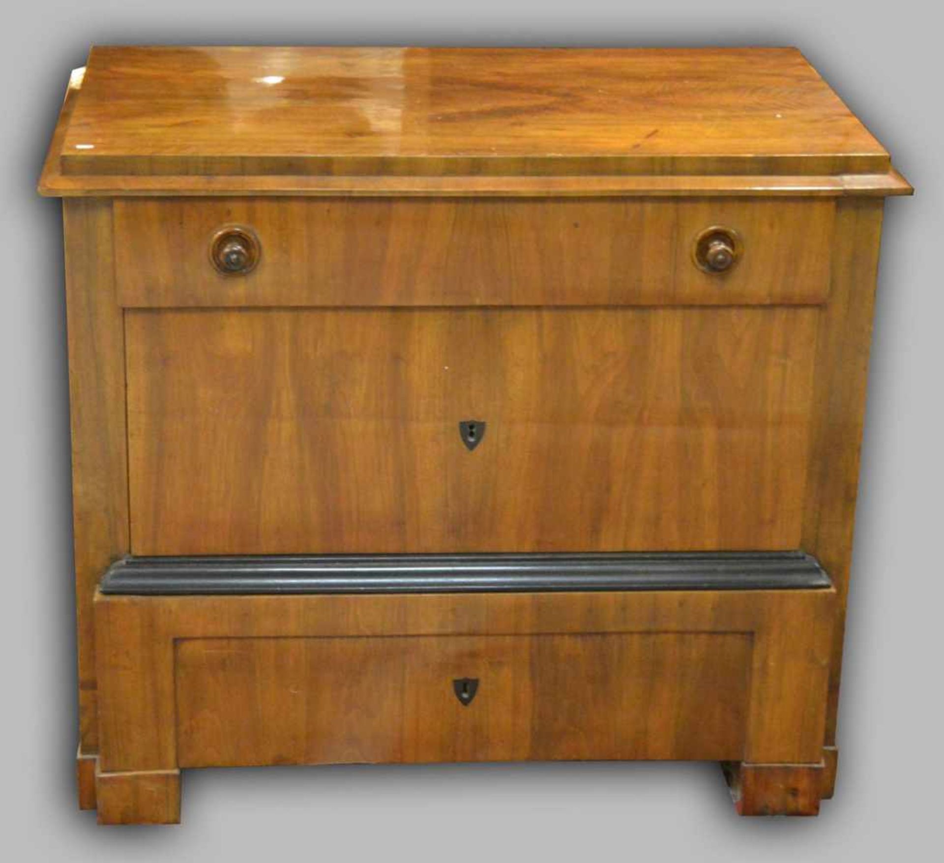 Biedermeier-Kommode Mahagoni, kantige Füße, Front drei Schubfächer, unteres Schubfach vorstehend,