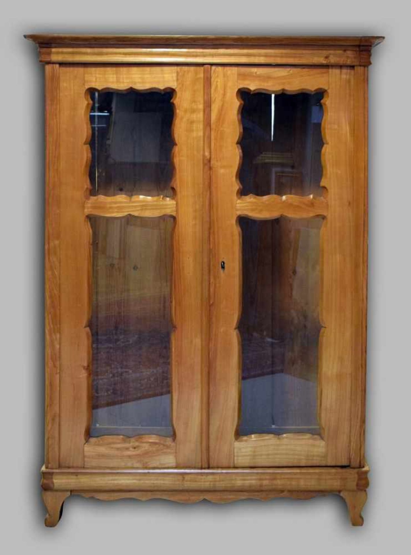 Louis-Philippe-Dielenschrank Kirschbaum, kantige Füße, zwei Türen mit je zwei verglasten