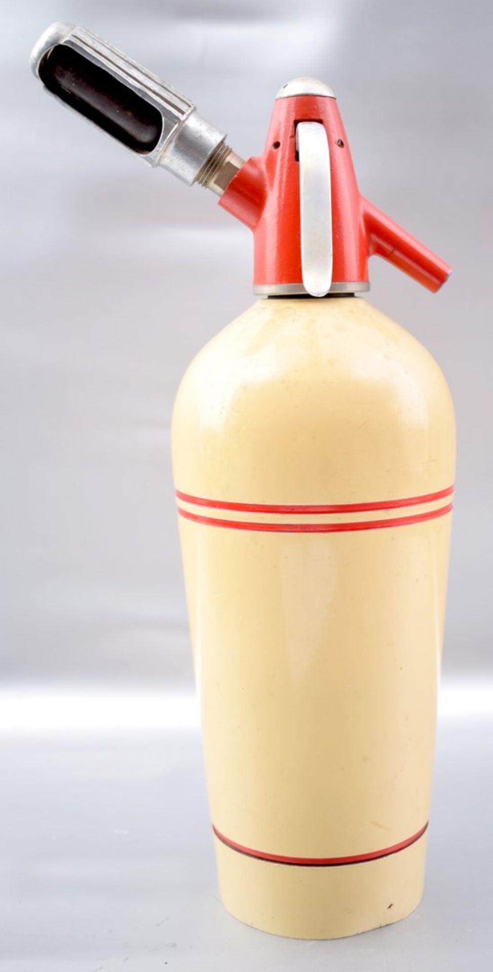 Sodaflasche beige, rot verziert, H 33 cm, 50er Jahre