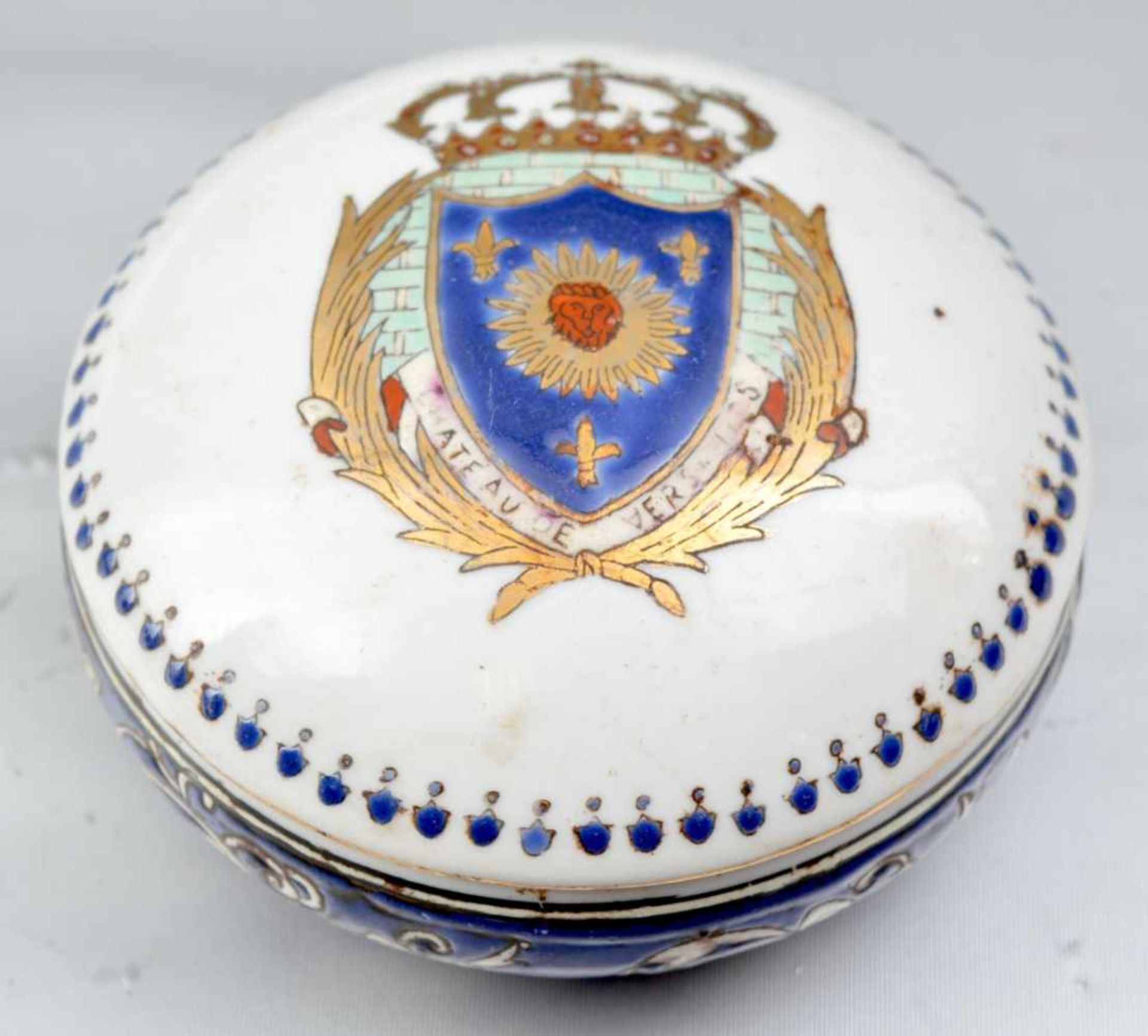 Dose Porzellan, rund, mit Wappen und Ornamenten verziert, H 5 cm, Dm 10 cm