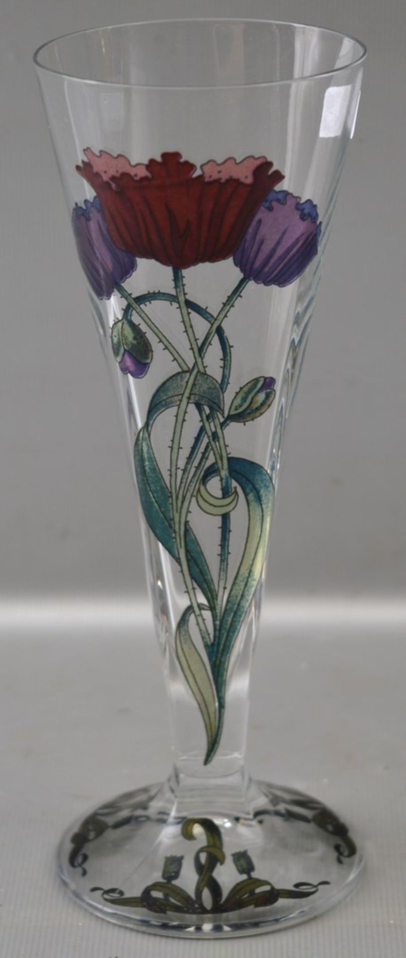 Sektglas farbl. Glas, Fuß und Kelch mit Jugendstil-Blüten und Ornamenten verziert, H 18 cm