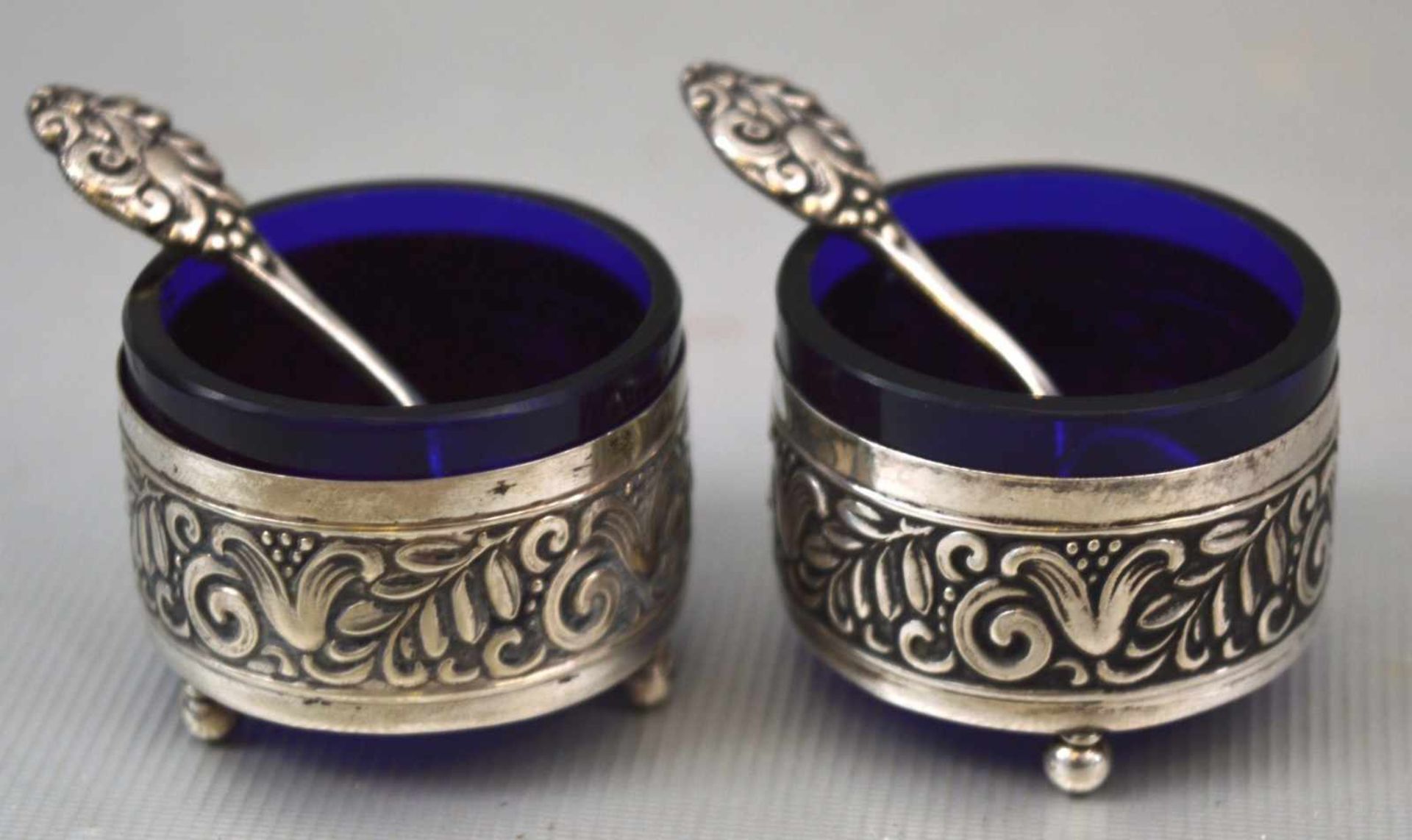 Salz- und Pfefferschälchen rund, auf drei Kugelfüßen stehend, mit Ornamenten verziert, blauer