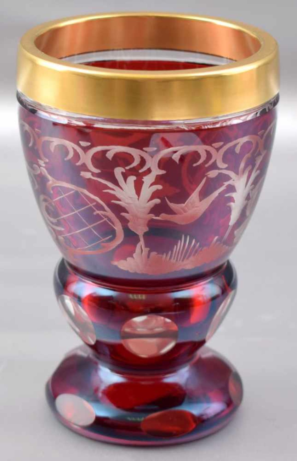 Becher farbl. Glas, mit Jagdmotiven geschliffen verziert, breiter Goldrand, roter Überfang, H 13 cm