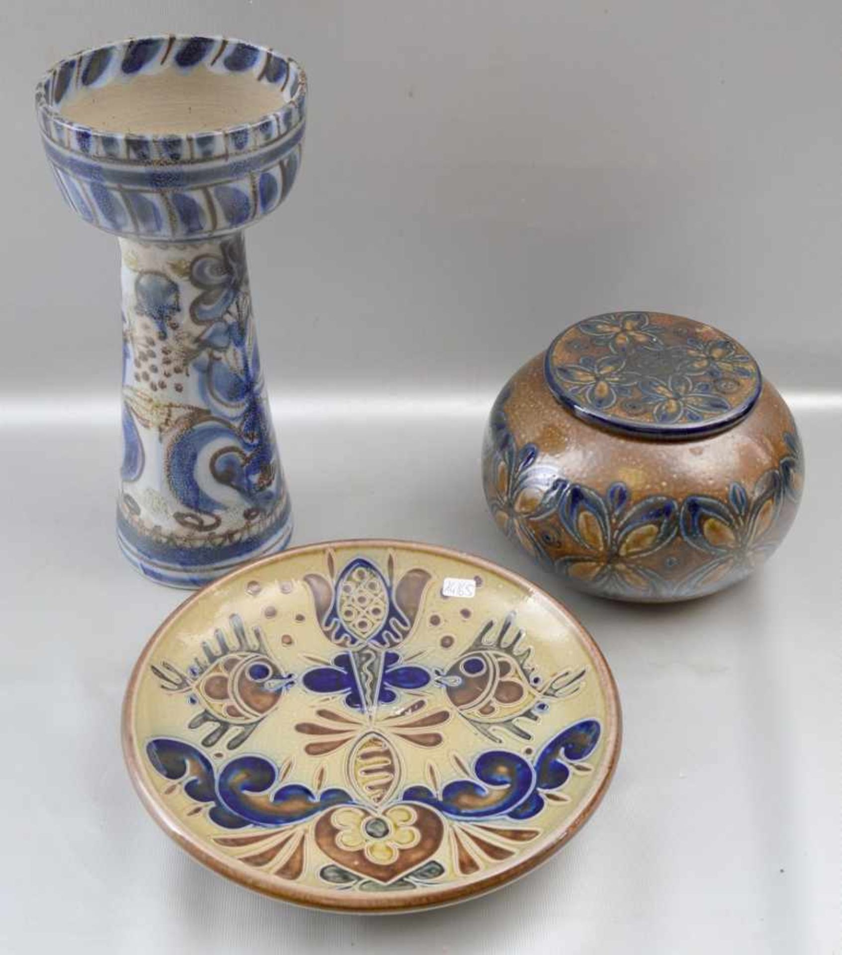 Konvolut drei Teile Vase, Dose und Teller, grau glasiert, braun und blau bemalt, Ww.