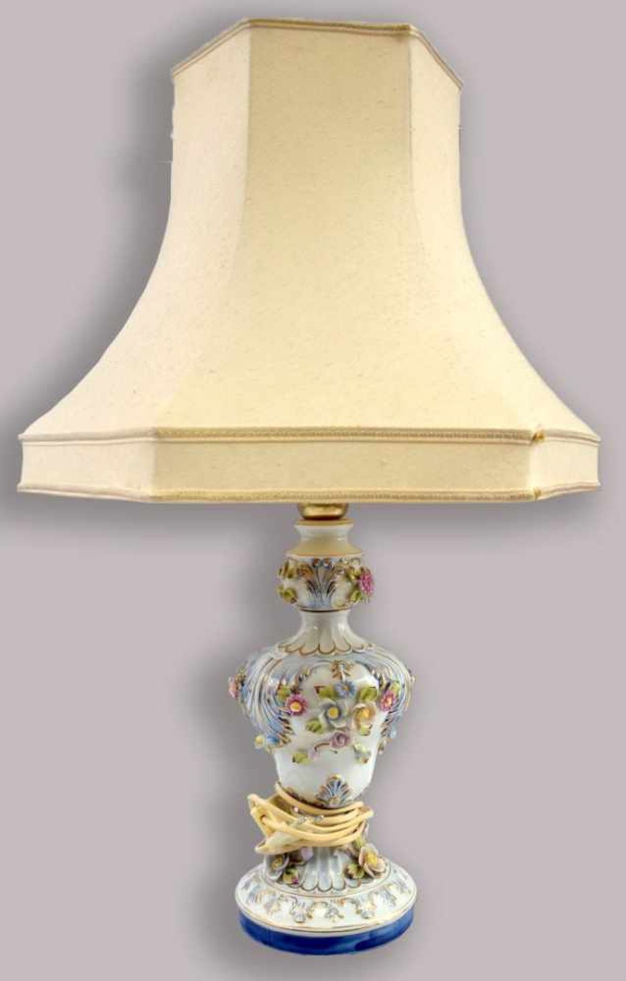 Tischlampe 1-lichtig, runder Porzellanfuß und -schaft, mit plastischen Blüten bunt verziert,