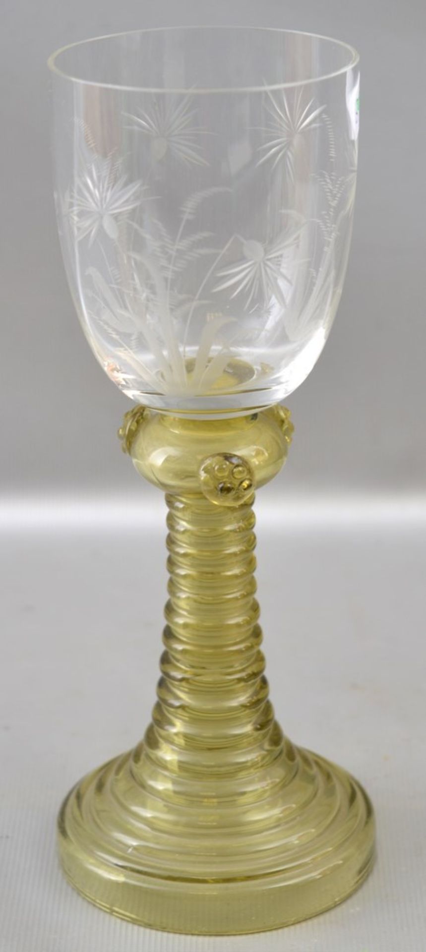 Weinglas farbl. Glas, geschliffen verziert, grüner Schaft mit Noppen, H 18 cm, um 1900