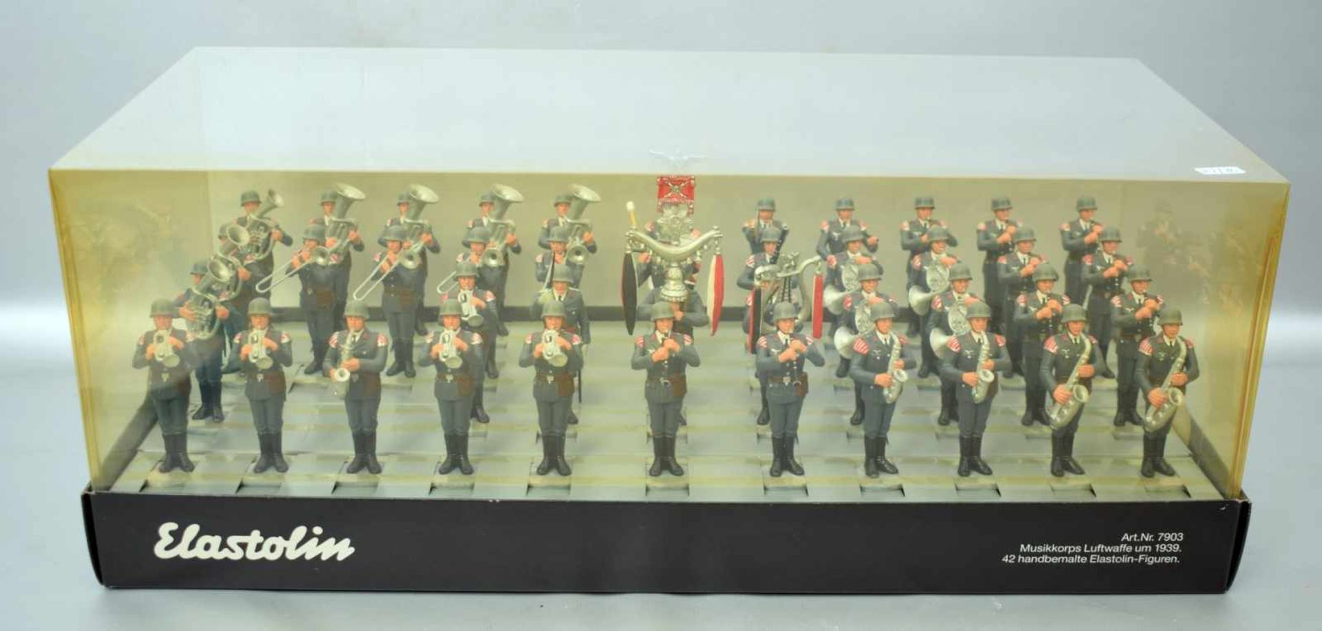 42 Elastolin-Figuren Musikkorps der Luftwaffe um 1939, handbemalt, im original Karton,