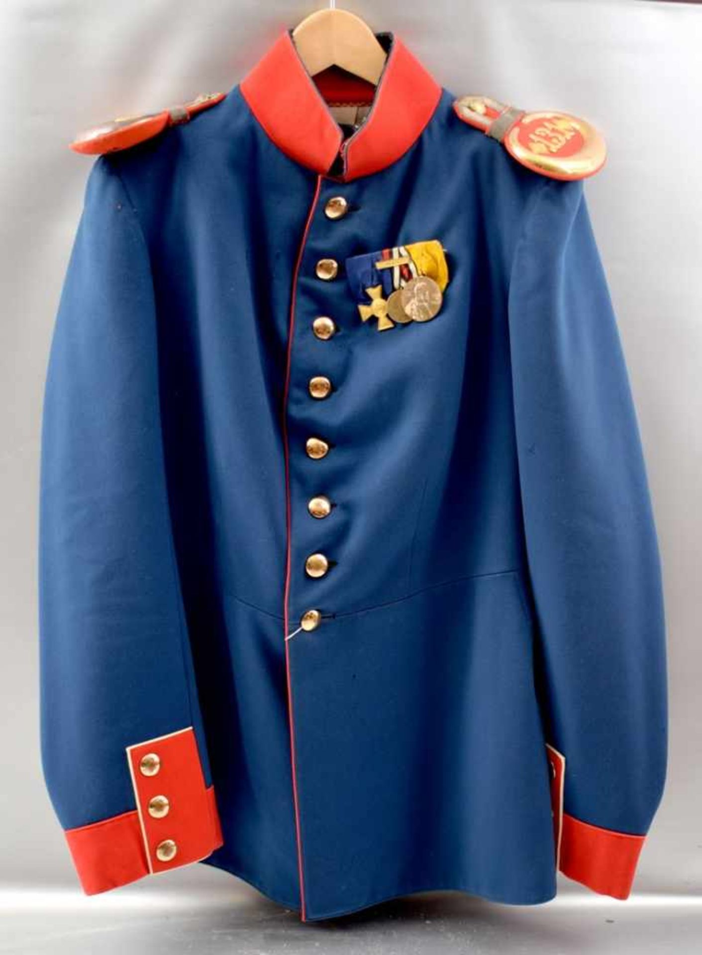 Preußische Uniformjacke blau, mit vergoldeten Knöpfen und rot abgesetztem Kragen und Manschetten,