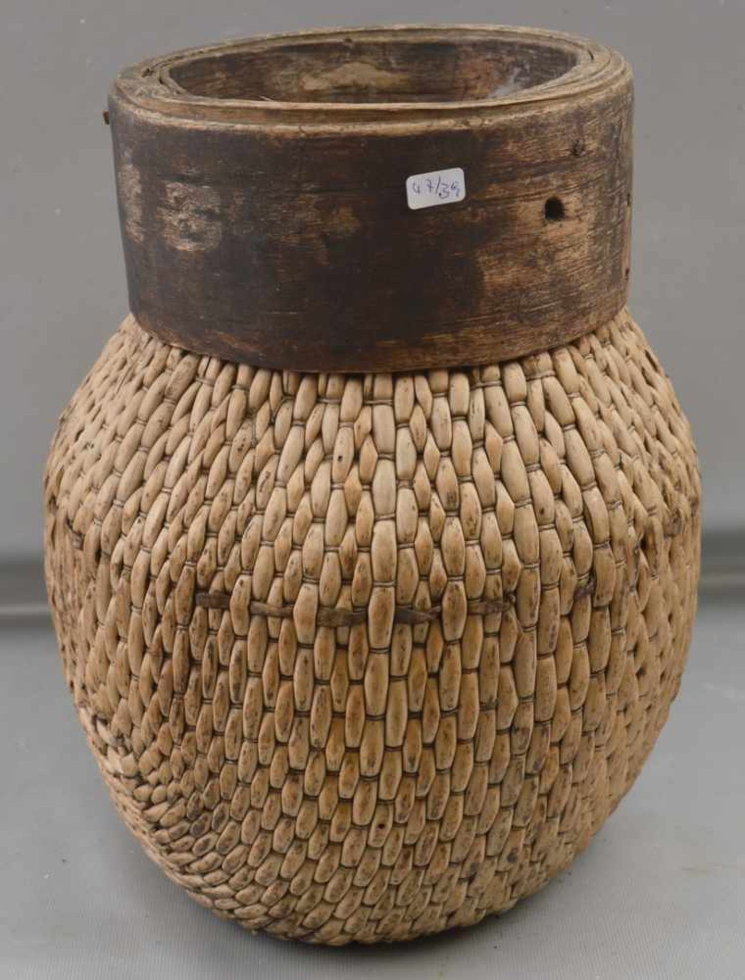 Asiatisches Vorratsgefäß runder Korb, mit Holzrand, H 29 cm, Dm 17 cm, 19. Jh.