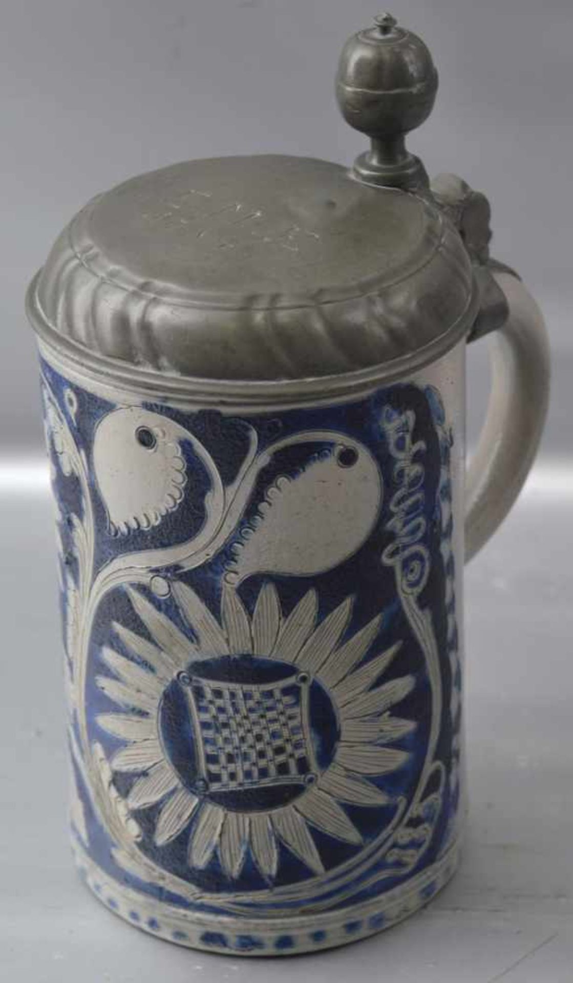 Barock-Bierkrug grau glasiert, mit Blumen geritzt, blau bemalt, Zinndeckel mit Monogramm EME und der