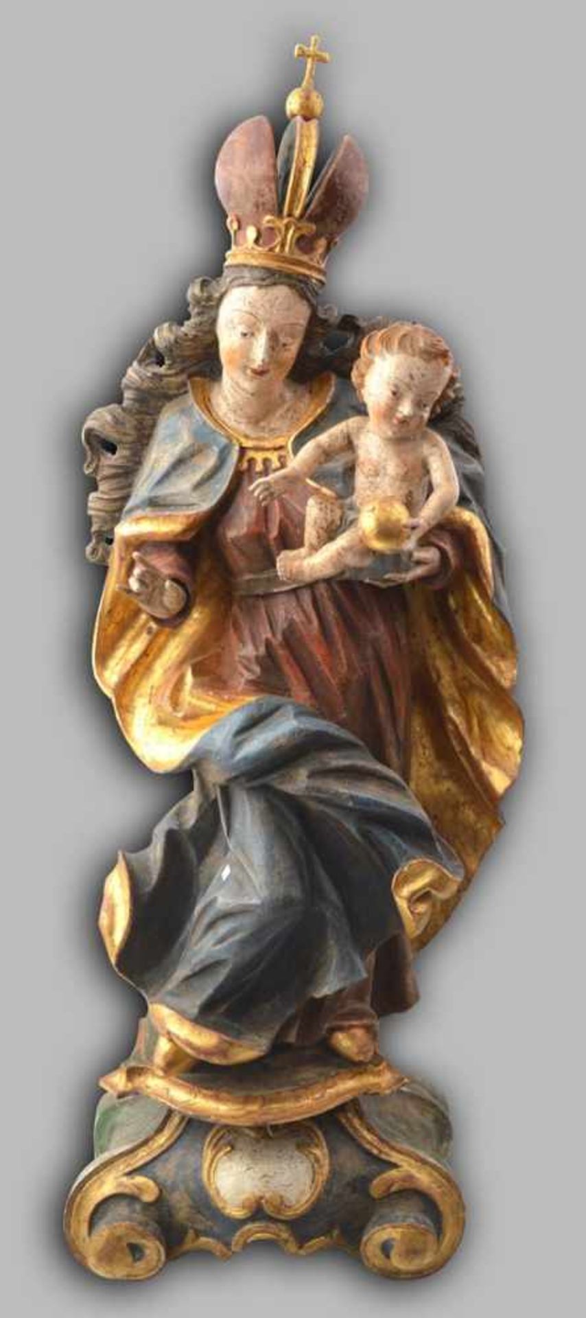 Mutter Gottes mit Kind auf Barock-Sockel stehend, aufwendig geschnitzt, Mutter Gottes mit Krone,