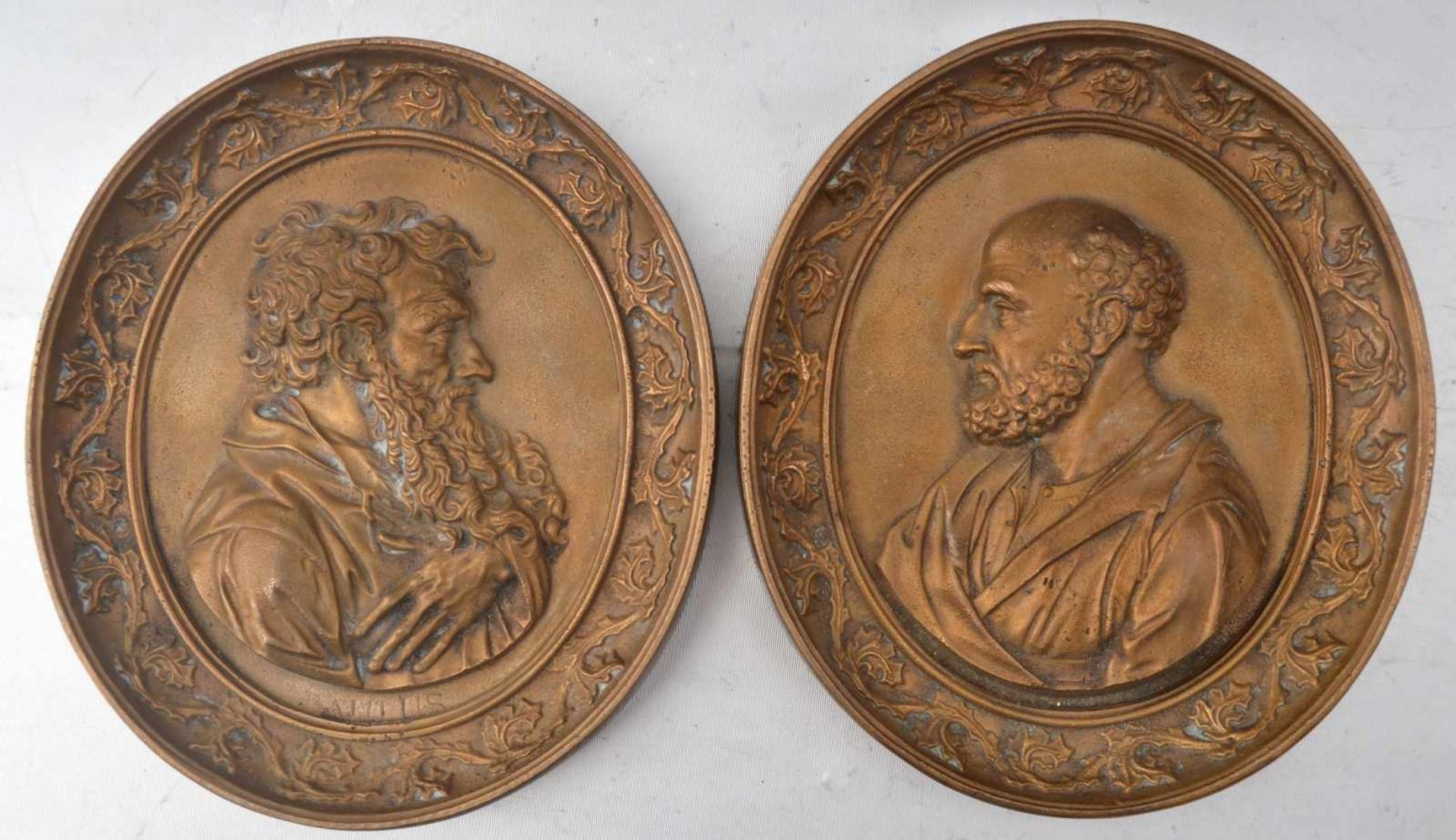 Zwei Reliefbilder oval, mit Portrait des Paulus bzw. eines bärtigen Herrn, Rand mit