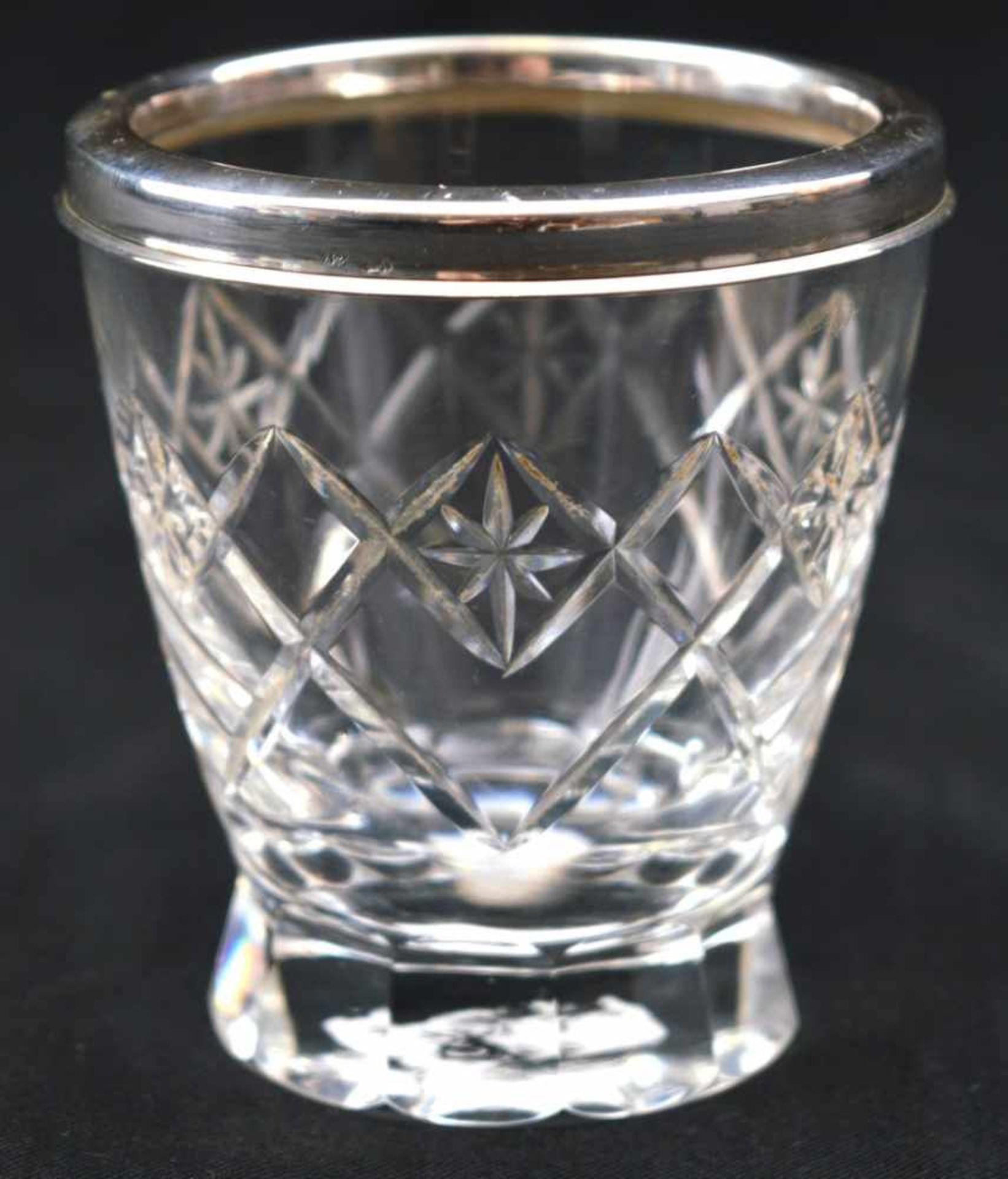 Kleiner Becher farbl. Glas, geschliffen verziert, H 7 cm, Dm 7 cm, Rand 800er Silber